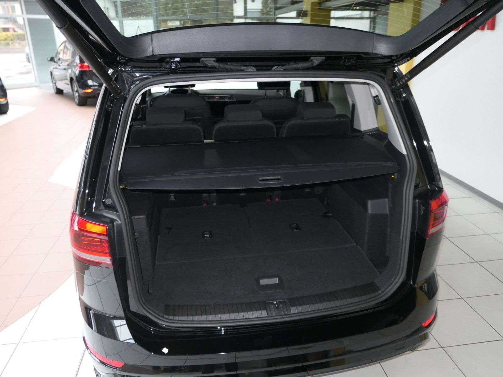 Fahrzeugabbildung Volkswagen Touran Highline*R-Line-Pak*DSG*NAVI*AHK*Panorama