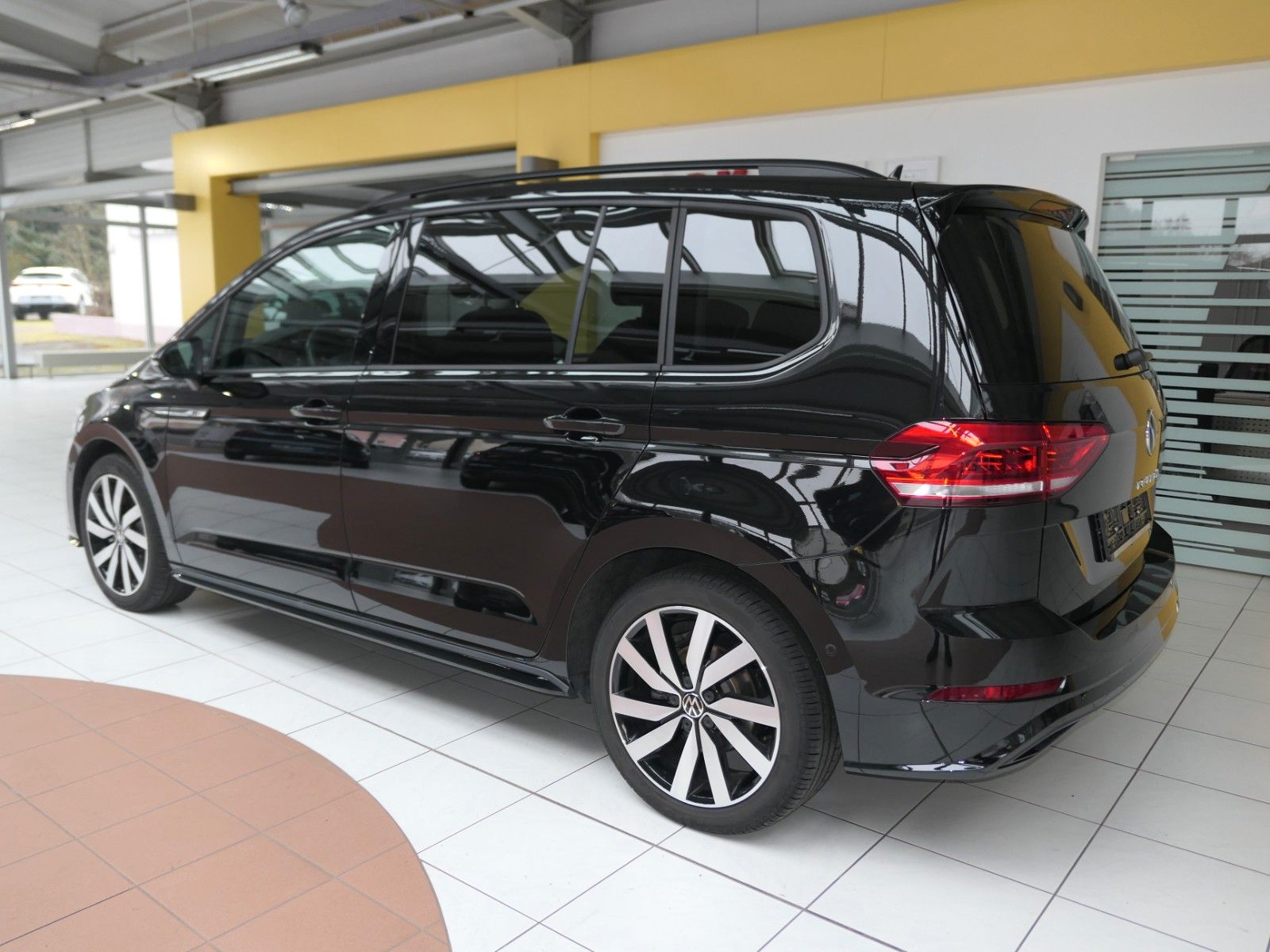 Fahrzeugabbildung Volkswagen Touran Highline*R-Line-Pak*DSG*NAVI*AHK*Panorama