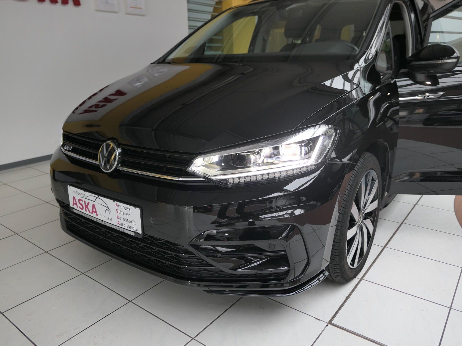 Fahrzeugabbildung Volkswagen Touran Highline*R-Line-Pak*DSG*NAVI*AHK*Panorama