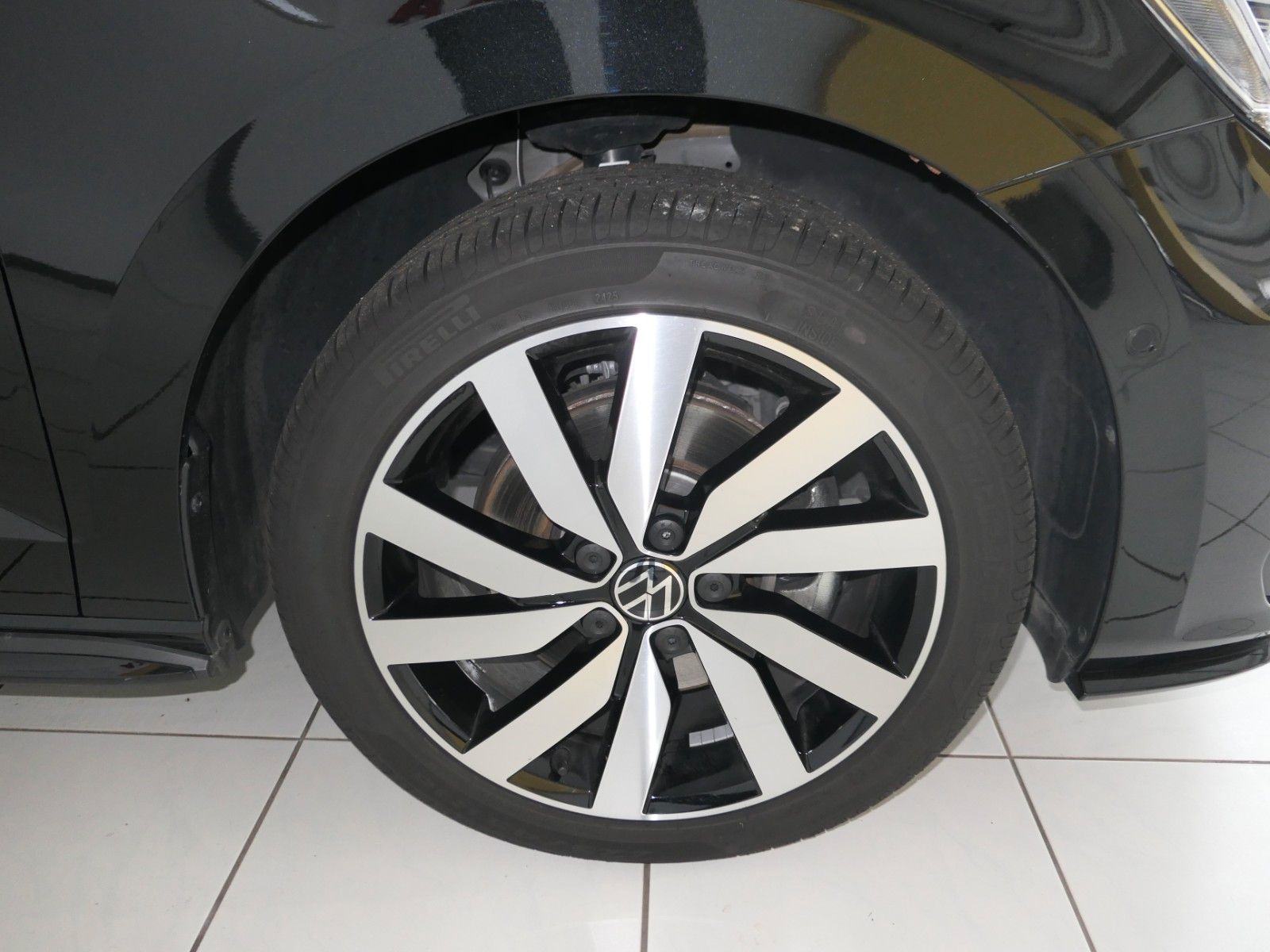 Fahrzeugabbildung Volkswagen Touran Highline*R-Line-Pak*DSG*NAVI*AHK*Panorama