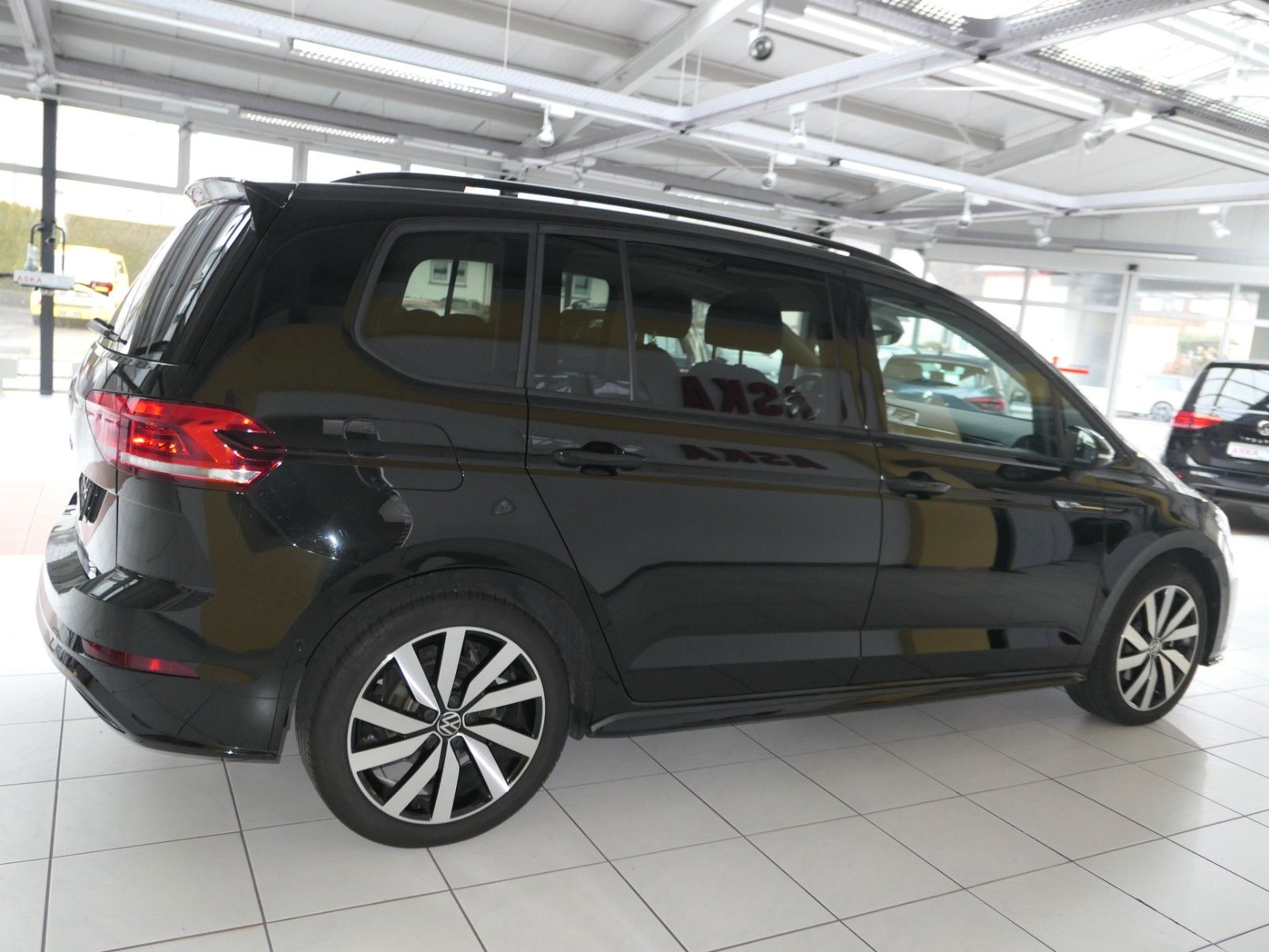 Fahrzeugabbildung Volkswagen Touran Highline*R-Line-Pak*DSG*NAVI*AHK*Panorama
