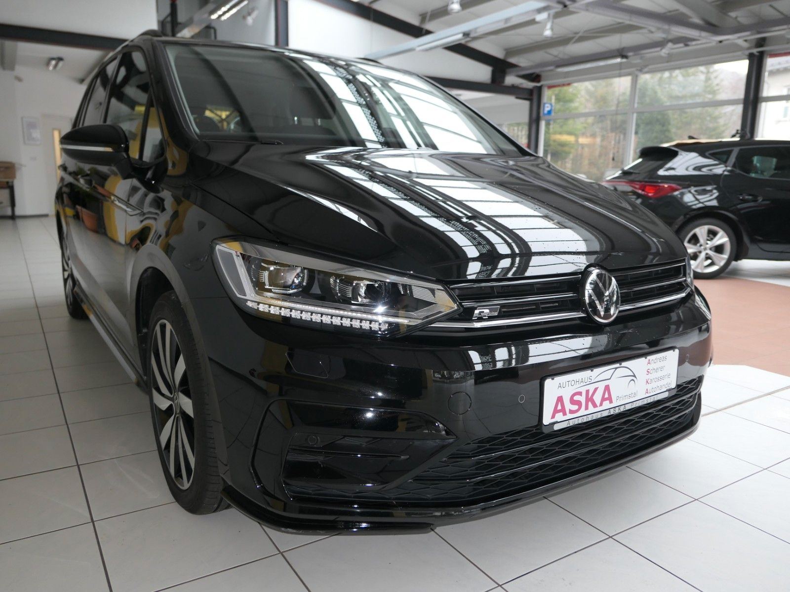 Fahrzeugabbildung Volkswagen Touran Highline*R-Line-Pak*DSG*NAVI*AHK*Panorama