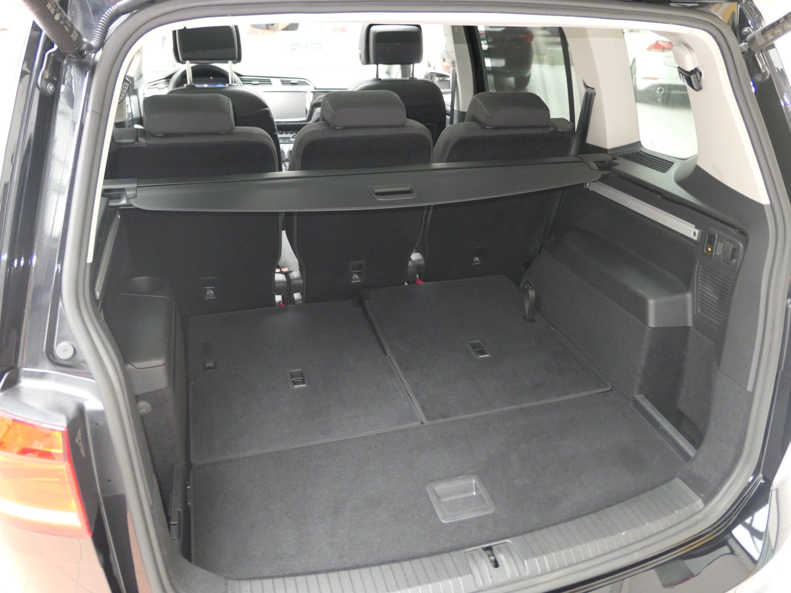 Fahrzeugabbildung Volkswagen Touran AHK*NAVI*ACC*Alarm*St-heiz*Autom*Pano-dac