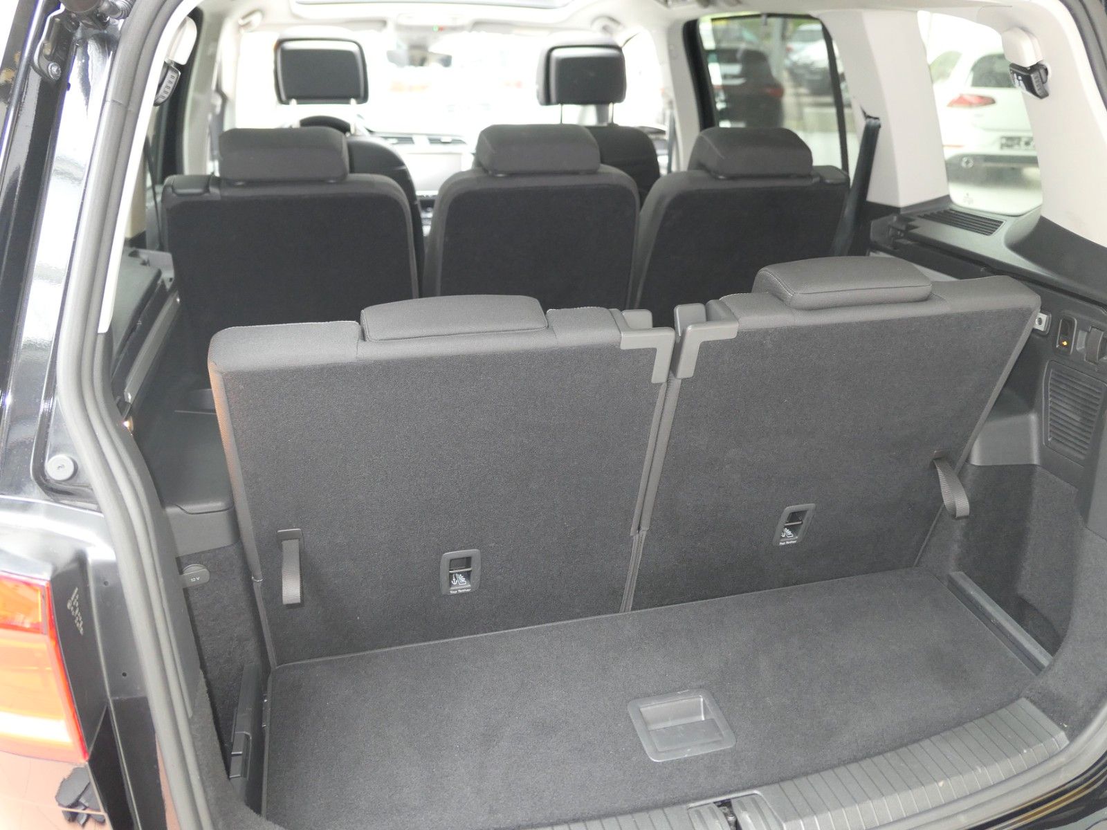 Fahrzeugabbildung Volkswagen Touran AHK*NAVI*ACC*Alarm*St-heiz*Autom*Pano-dac