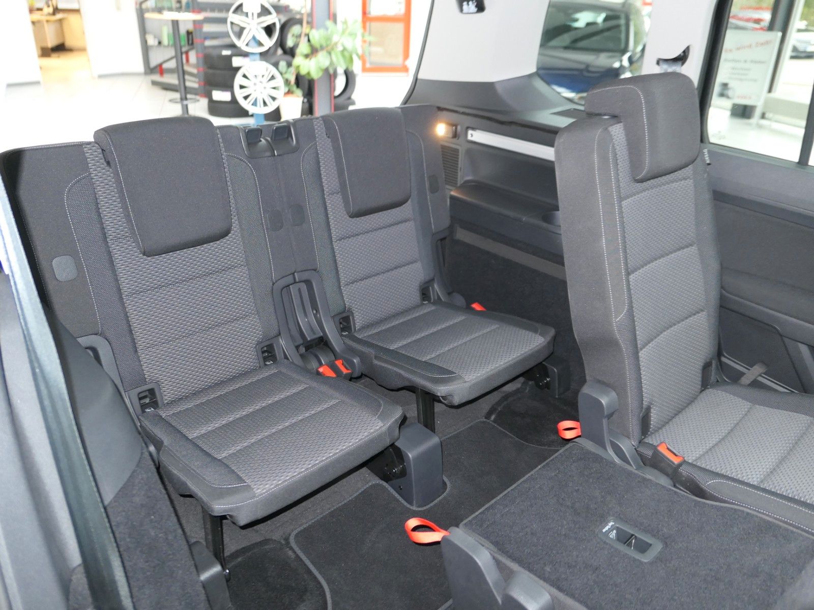 Fahrzeugabbildung Volkswagen Touran AHK*NAVI*ACC*Alarm*St-heiz*Autom*Pano-dac