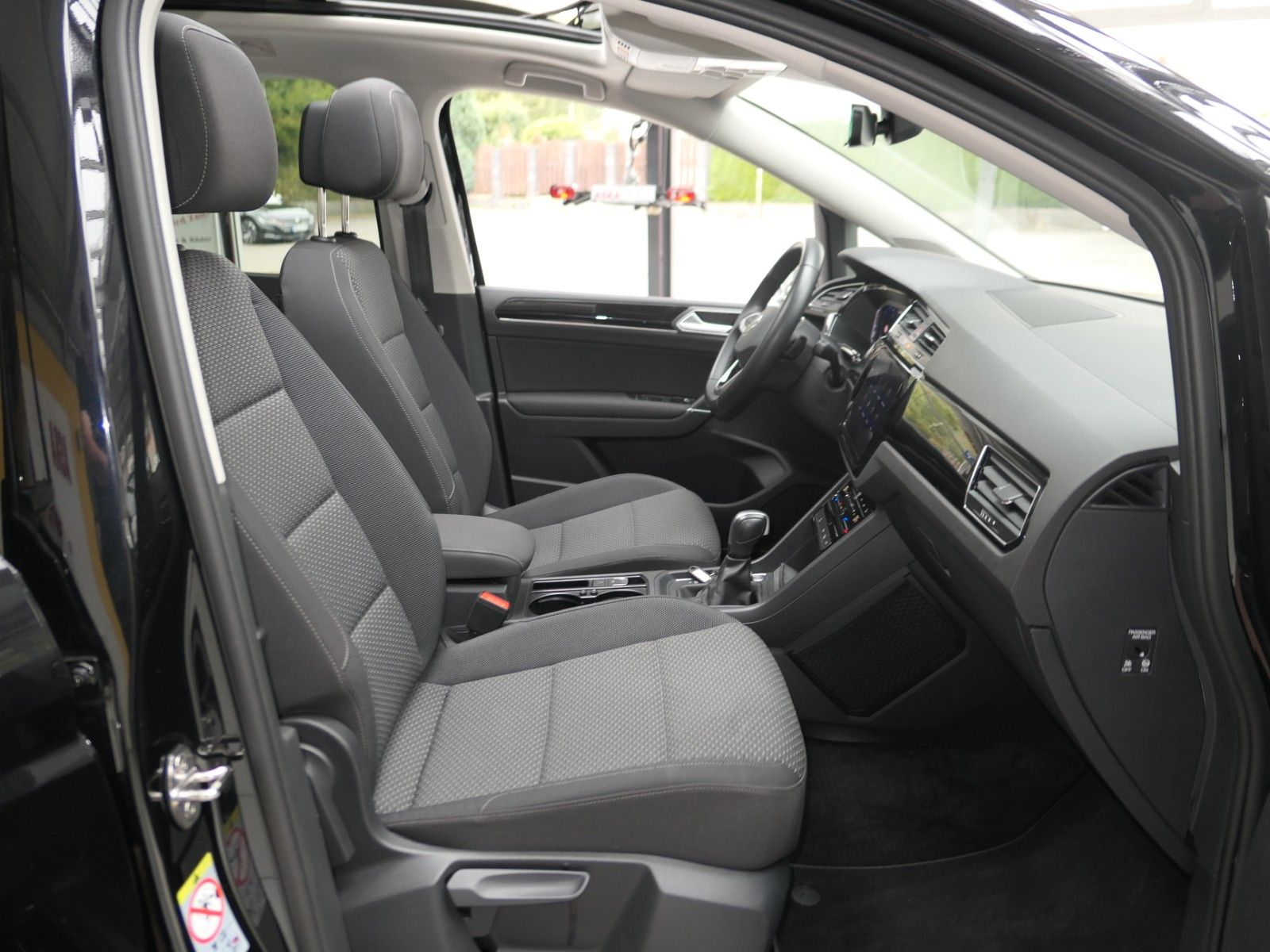 Fahrzeugabbildung Volkswagen Touran AHK*NAVI*ACC*Alarm*St-heiz*Autom*Pano-dac