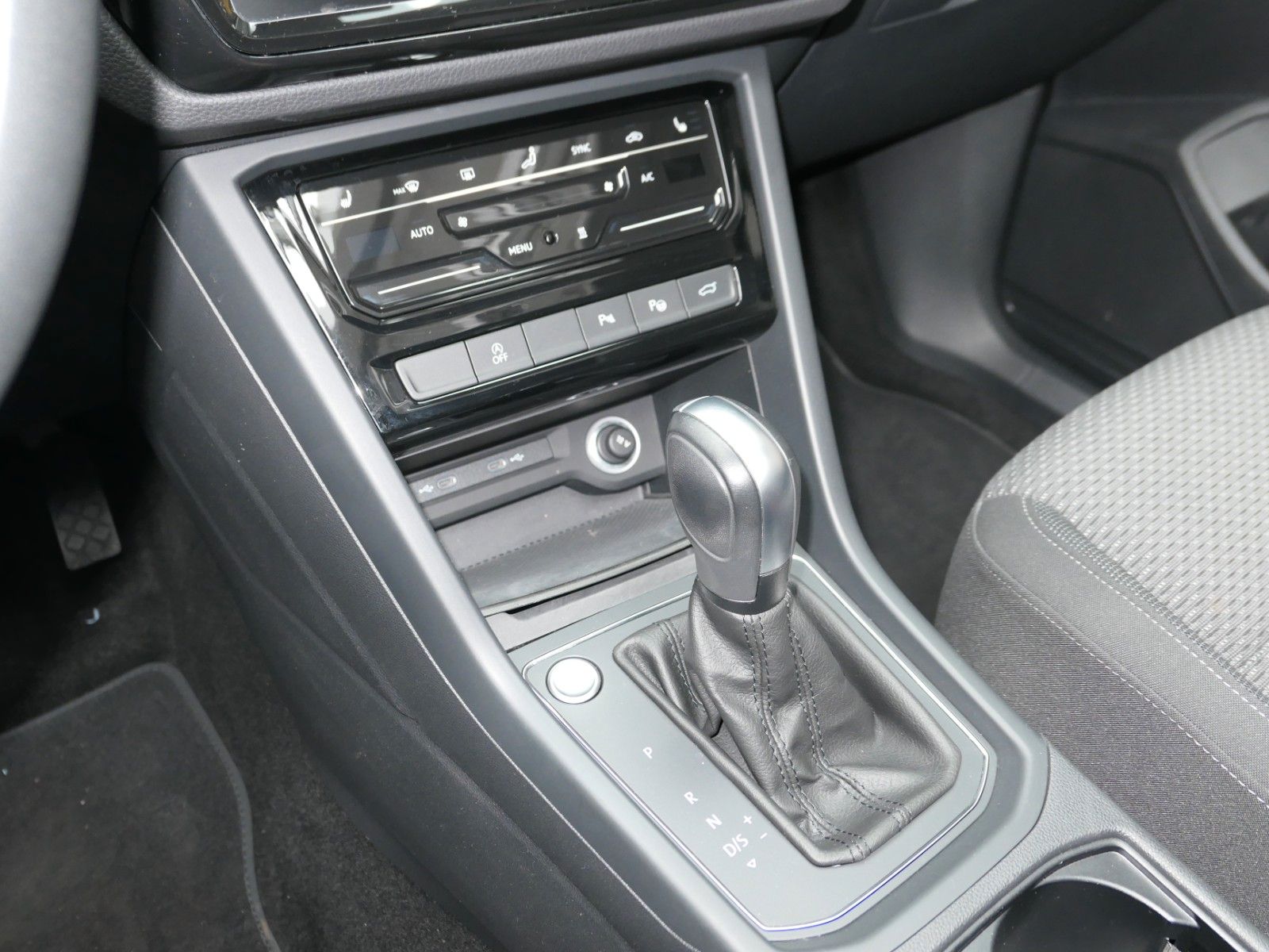 Fahrzeugabbildung Volkswagen Touran AHK*NAVI*ACC*Alarm*St-heiz*Autom*Pano-dac