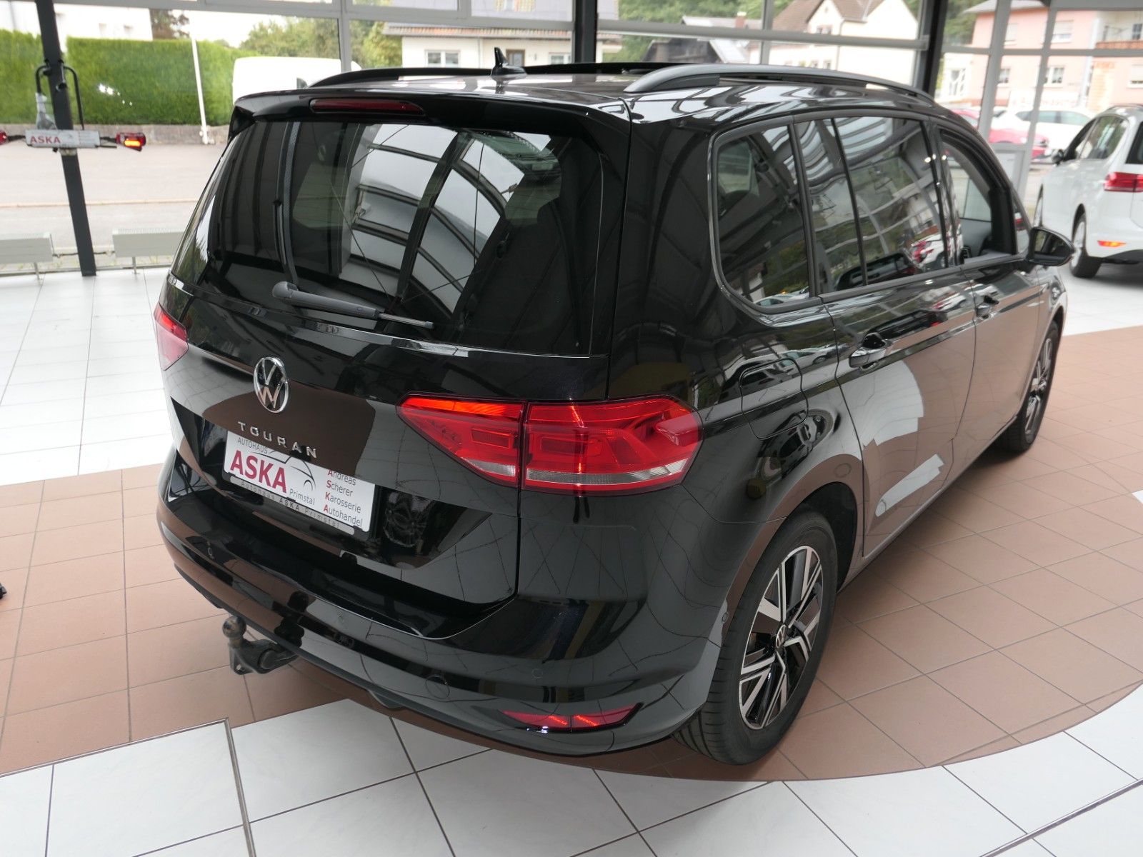 Fahrzeugabbildung Volkswagen Touran AHK*NAVI*ACC*Alarm*St-heiz*Autom*Pano-dac