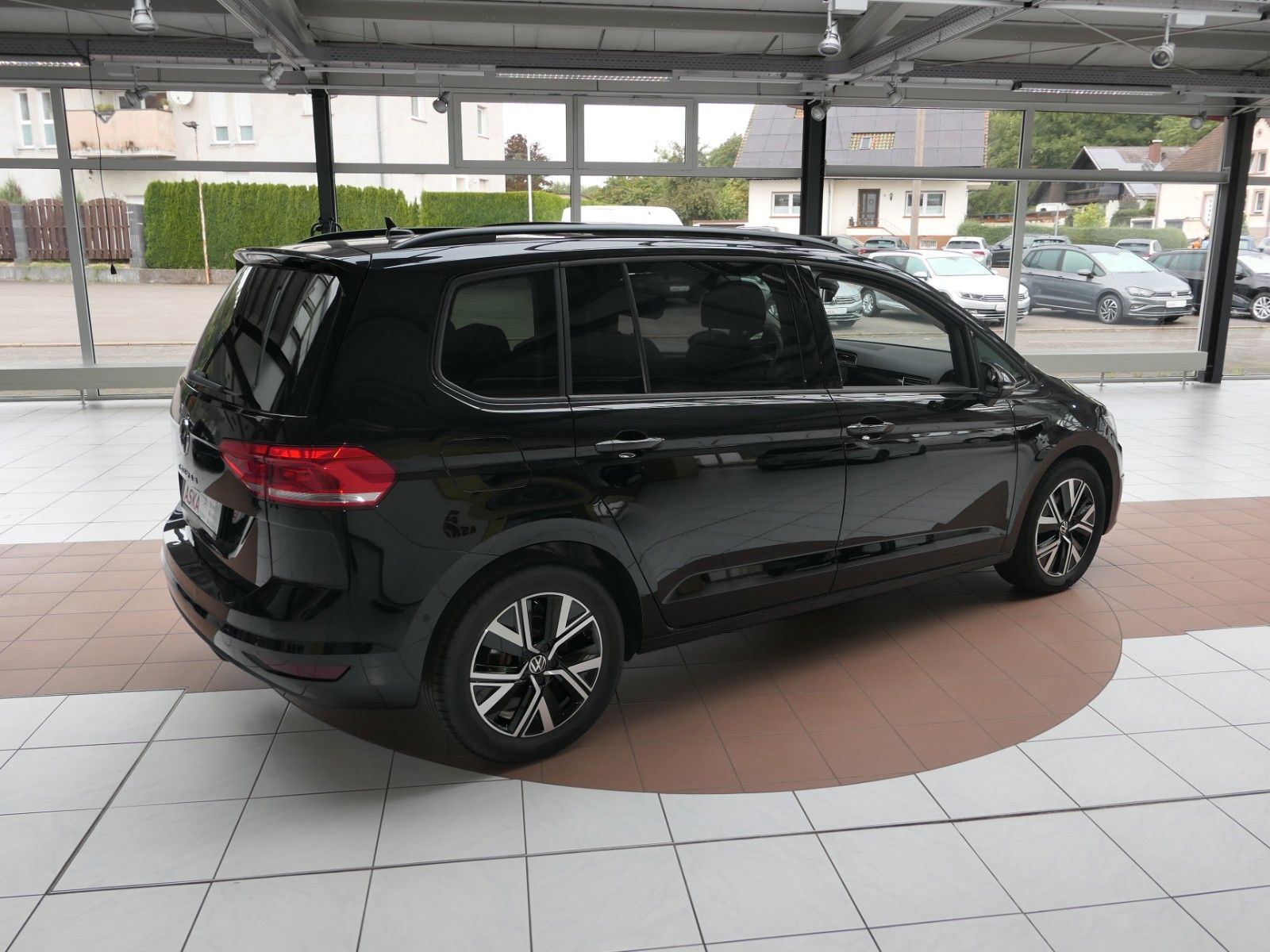 Fahrzeugabbildung Volkswagen Touran AHK*NAVI*ACC*Alarm*St-heiz*Autom*Pano-dac