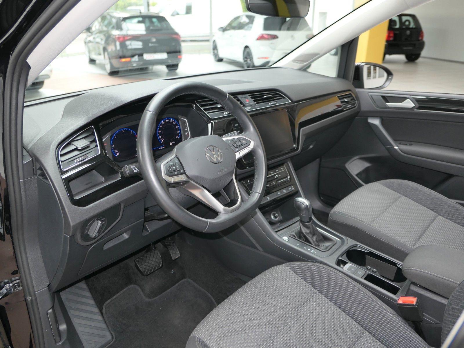 Fahrzeugabbildung Volkswagen Touran AHK*NAVI*ACC*Alarm*St-heiz*Autom*Pano-dac