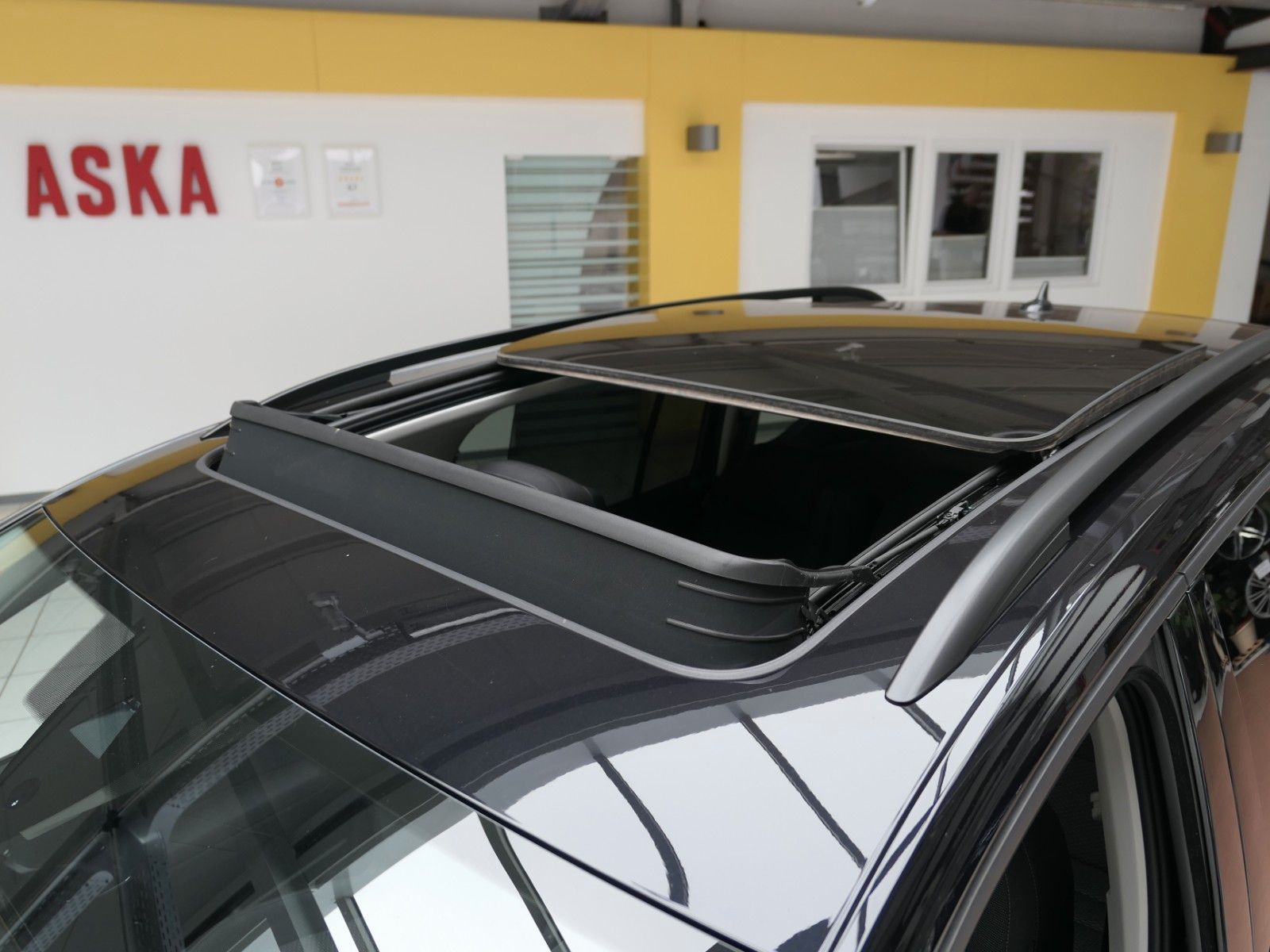 Fahrzeugabbildung Volkswagen Touran AHK*NAVI*ACC*Alarm*St-heiz*Autom*Pano-dac