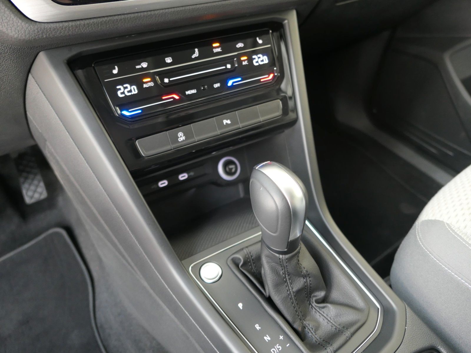 Fahrzeugabbildung Volkswagen Touran 1.5 DSG*LM*NAVI*AHK*ACC*LM*RFK*7Sitze