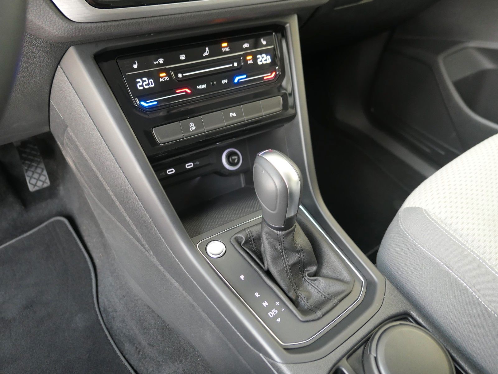 Fahrzeugabbildung Volkswagen Touran 1.5 DSG*LM*NAVI*AHK*ACC*LM*RFK*7Sitze