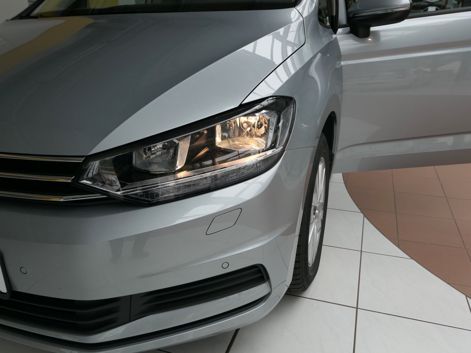 Fahrzeugabbildung Volkswagen Touran 1.5 DSG*LM*NAVI*AHK*ACC*LM*RFK*7Sitze