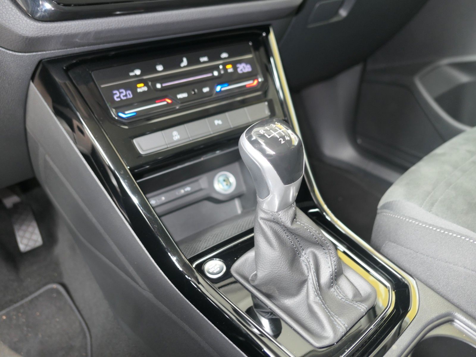 Fahrzeugabbildung Volkswagen Touran Highline 1.5 Navi*LM*ACC*LM*Panoramad