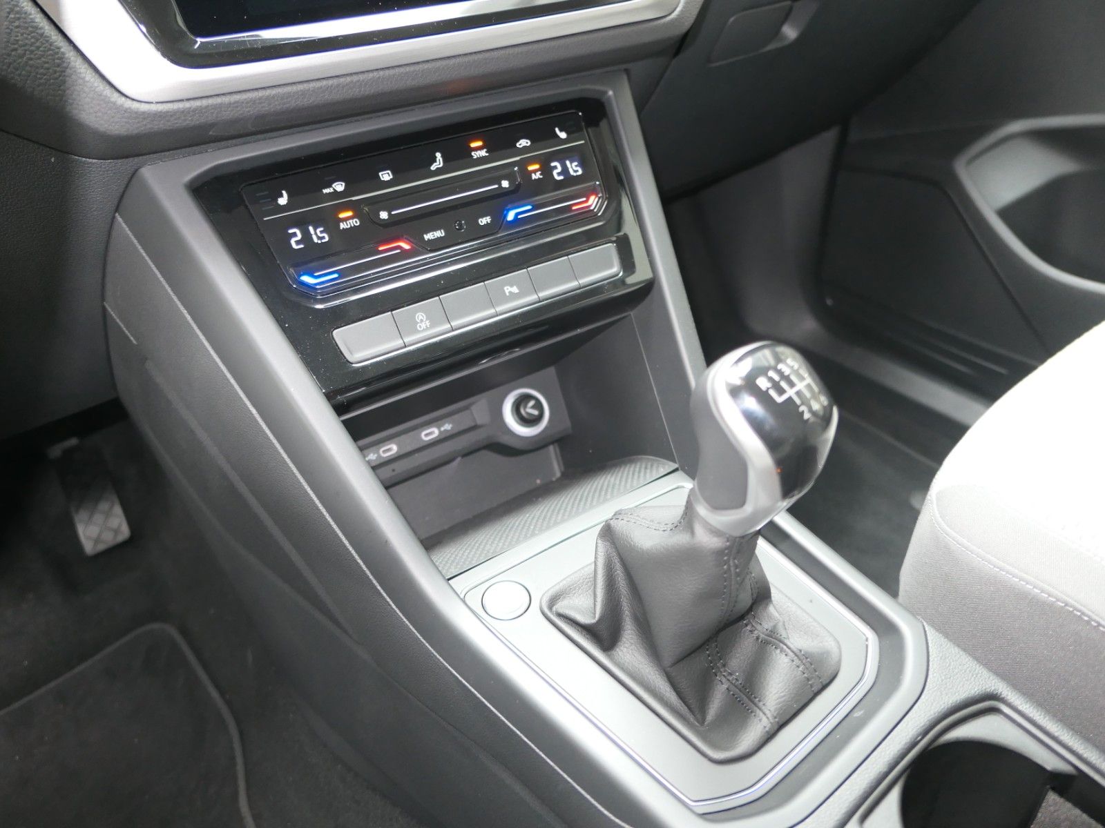 Fahrzeugabbildung Volkswagen Touran 1.5 *NAVI*PDC*ACC*LM*7Sitze*Appconnct...