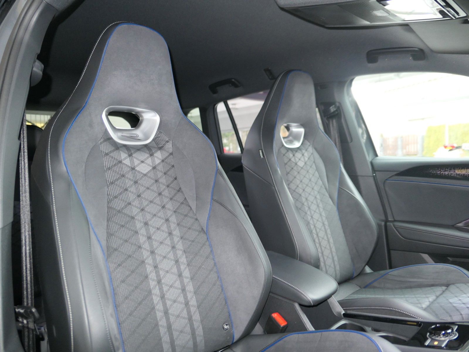 Fahrzeugabbildung Volkswagen Tiguan TDI R-Line*DSG*NAVI*AHK*Mass-sitz*Matrix