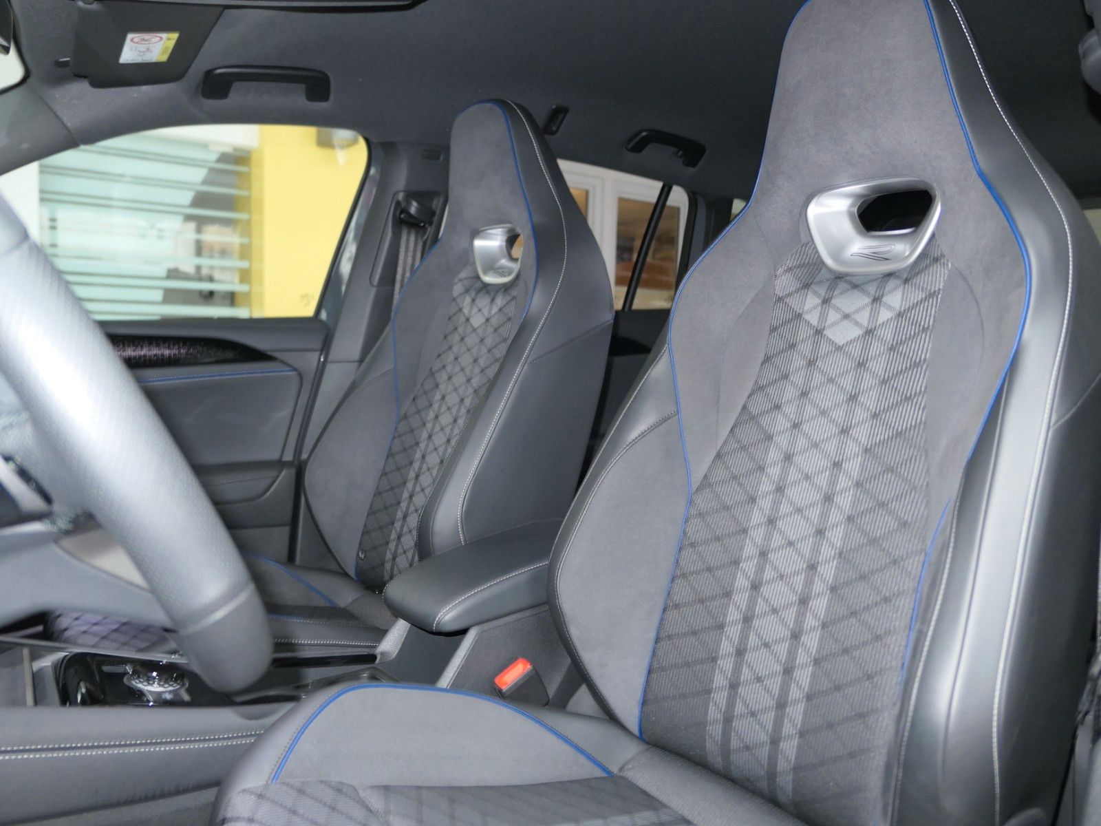 Fahrzeugabbildung Volkswagen Tiguan TDI R-Line*DSG*NAVI*AHK*Mass-sitz*Matrix