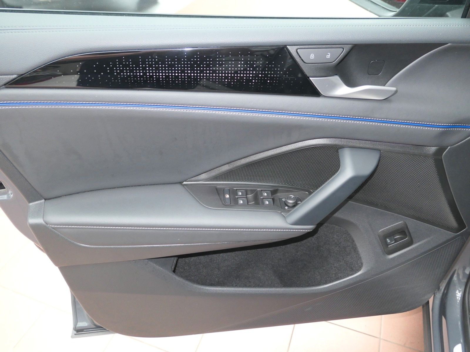 Fahrzeugabbildung Volkswagen Tiguan TDI R-Line*DSG*NAVI*AHK*Mass-sitz*Matrix