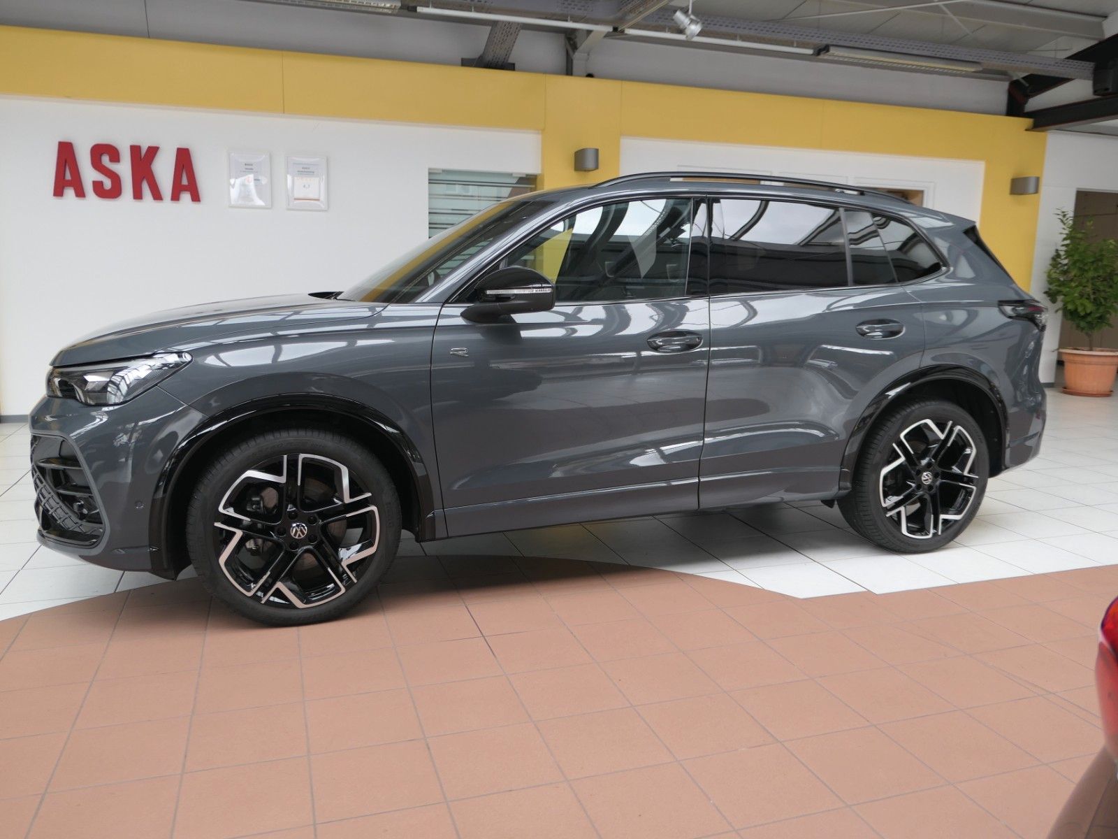 Fahrzeugabbildung Volkswagen Tiguan TDI R-Line*DSG*NAVI*AHK*Mass-sitz*Matrix