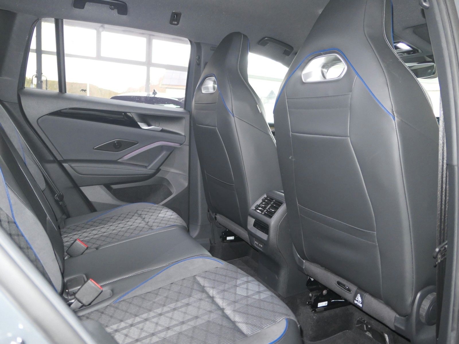 Fahrzeugabbildung Volkswagen Tiguan TDI R-Line*DSG*NAVI*AHK*Mass-sitz*Matrix