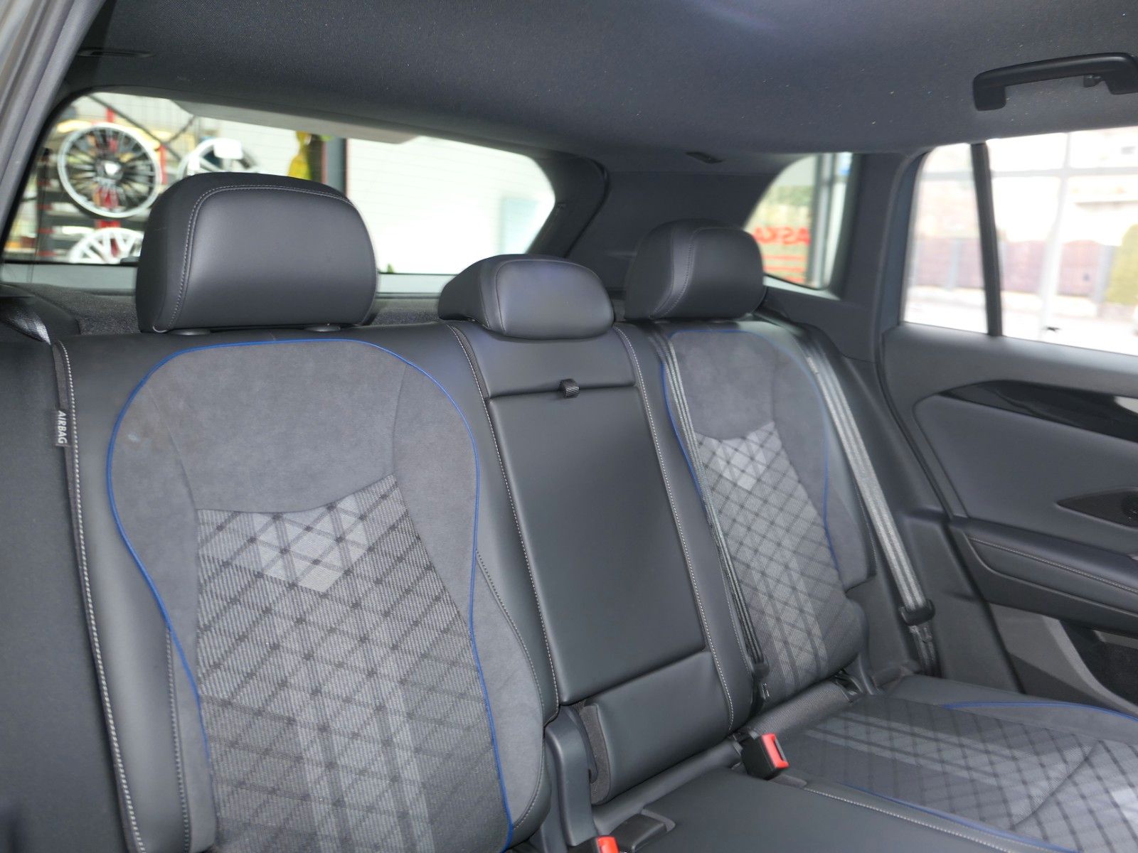 Fahrzeugabbildung Volkswagen Tiguan TDI R-Line*DSG*NAVI*AHK*Mass-sitz*Matrix