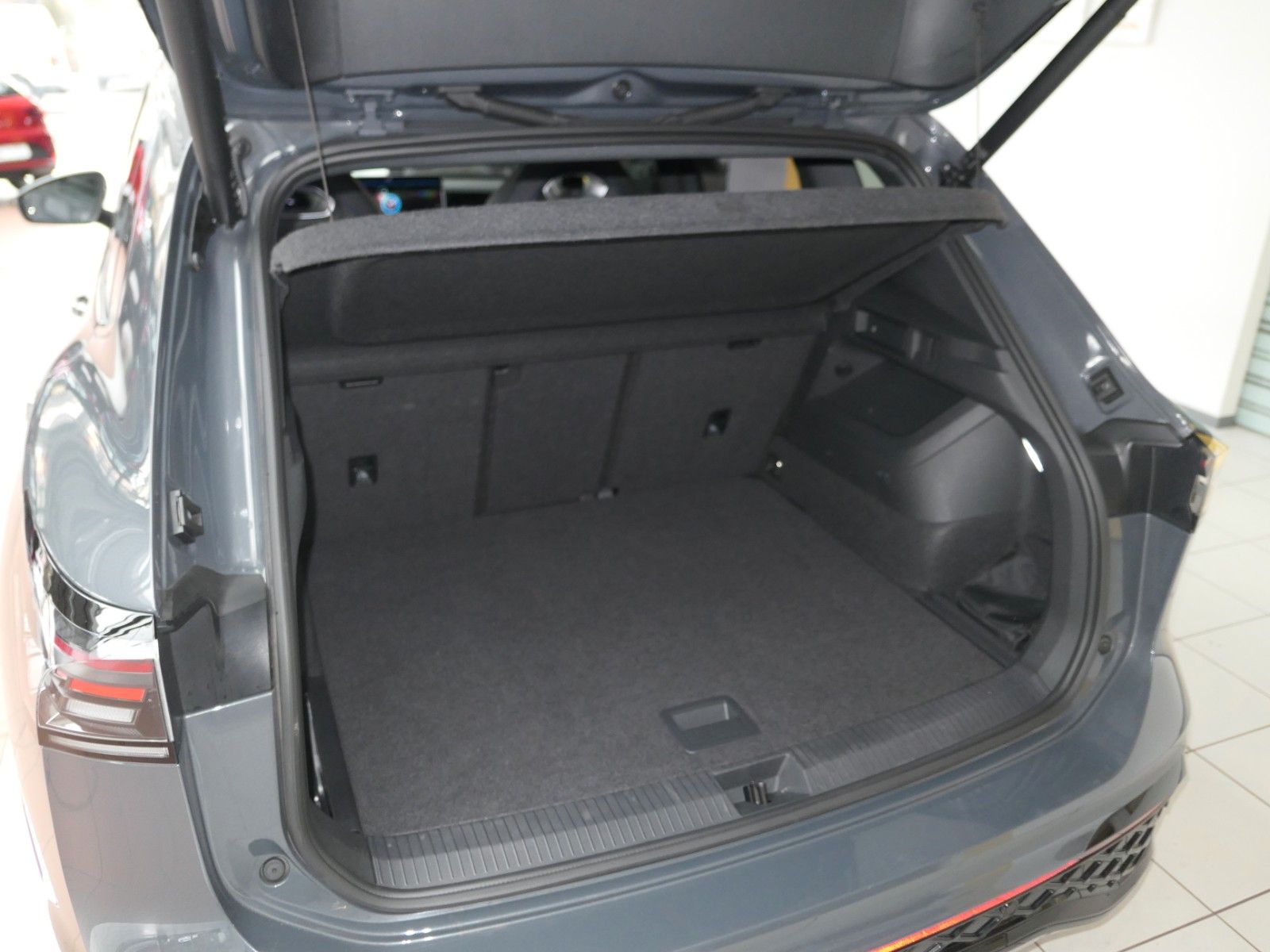 Fahrzeugabbildung Volkswagen Tiguan TDI R-Line*DSG*NAVI*AHK*Mass-sitz*Matrix