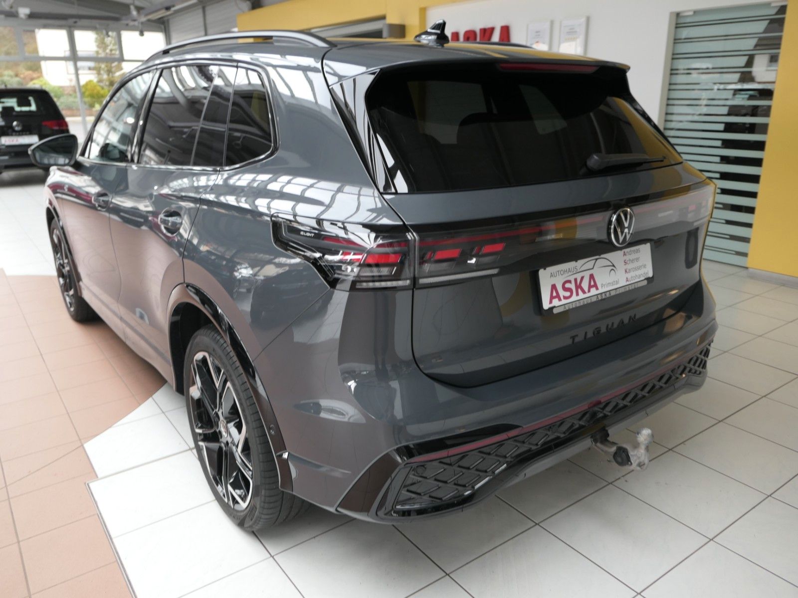 Fahrzeugabbildung Volkswagen Tiguan TDI R-Line*DSG*NAVI*AHK*Mass-sitz*Matrix