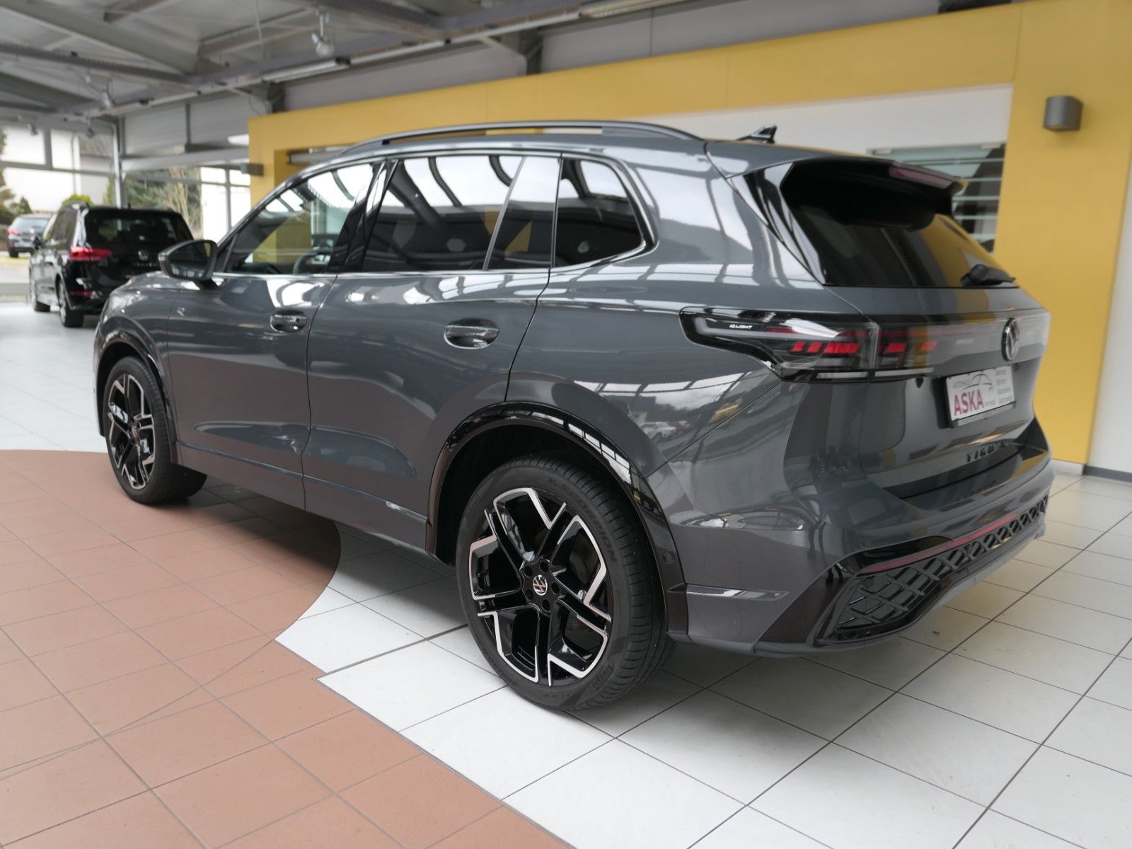 Fahrzeugabbildung Volkswagen Tiguan TDI R-Line*DSG*NAVI*AHK*Mass-sitz*Matrix