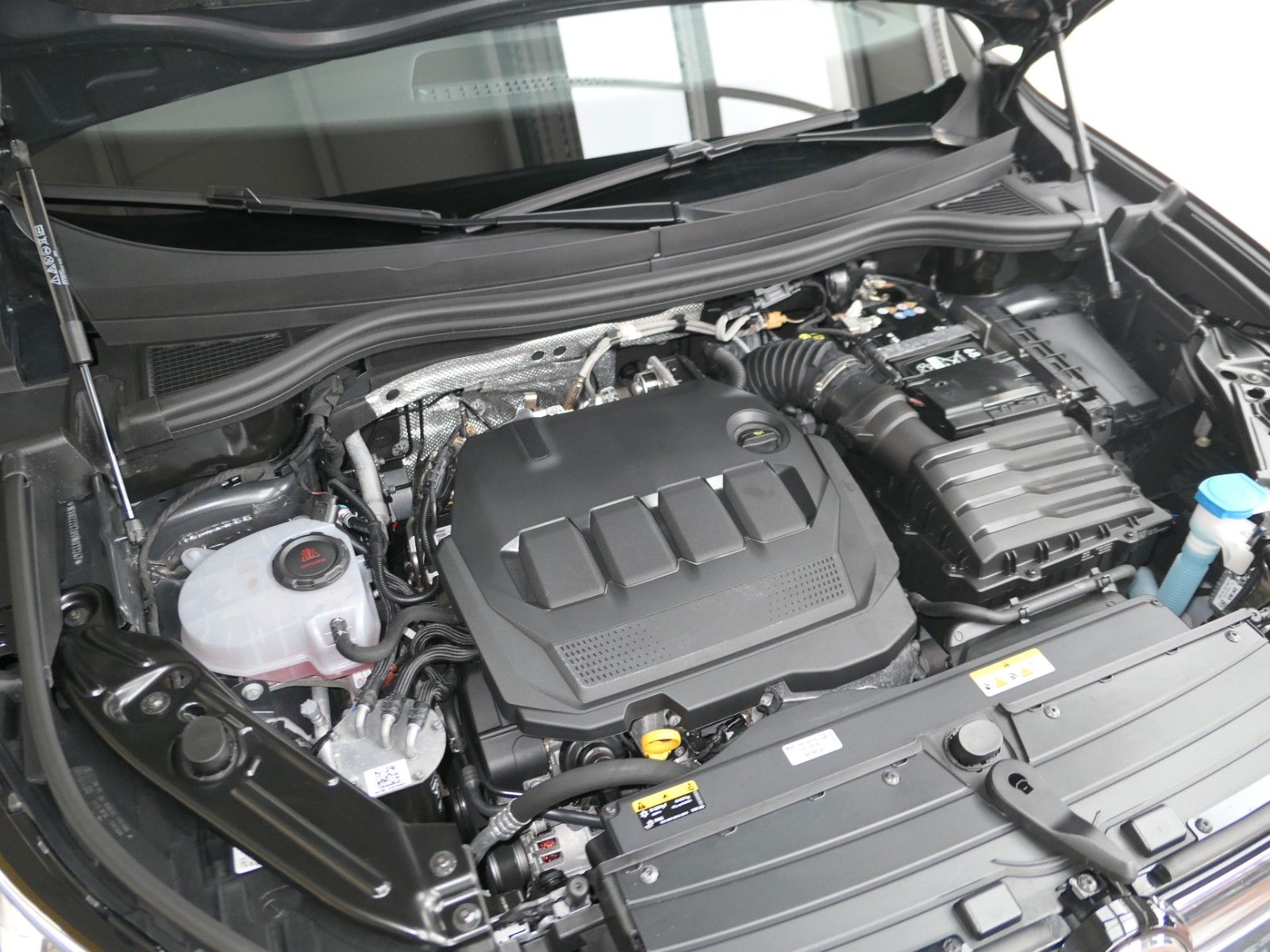 Fahrzeugabbildung Volkswagen Tiguan TDI R-Line*DSG*NAVI*AHK*Mass-sitz*Matrix