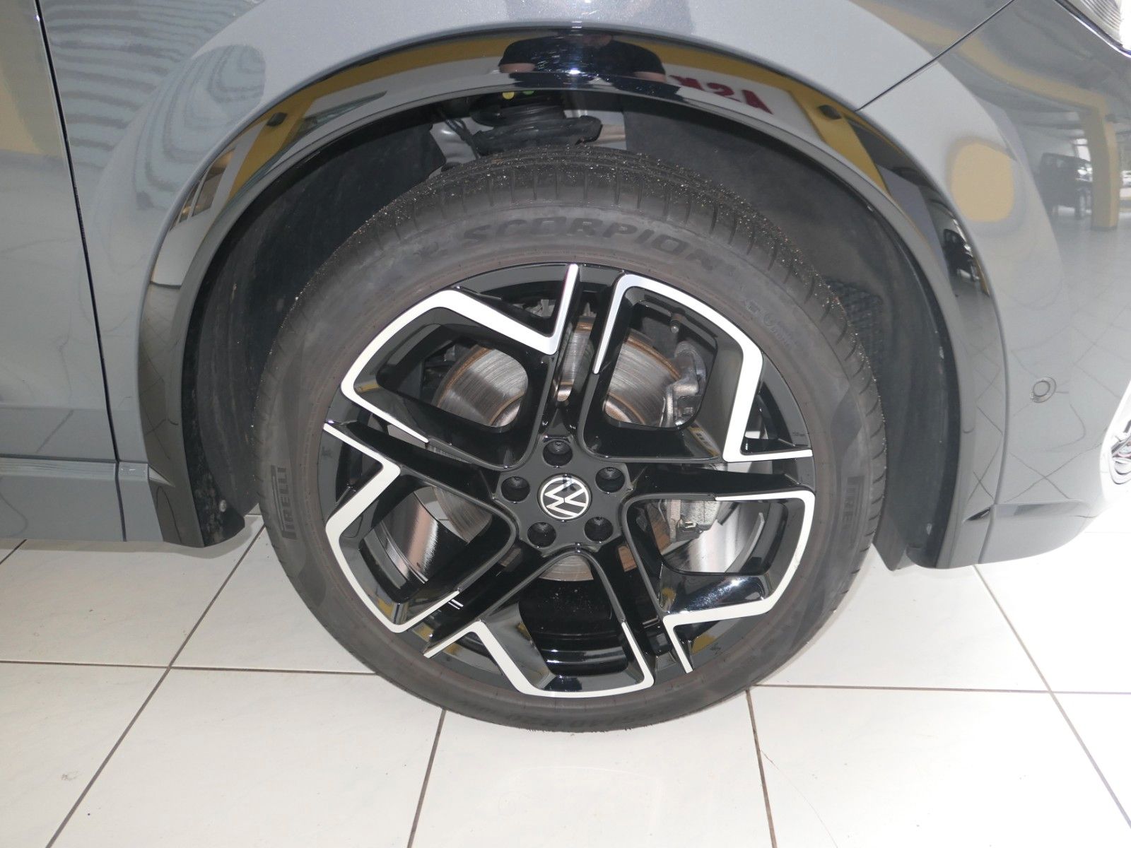 Fahrzeugabbildung Volkswagen Tiguan TDI R-Line*DSG*NAVI*AHK*Mass-sitz*Matrix