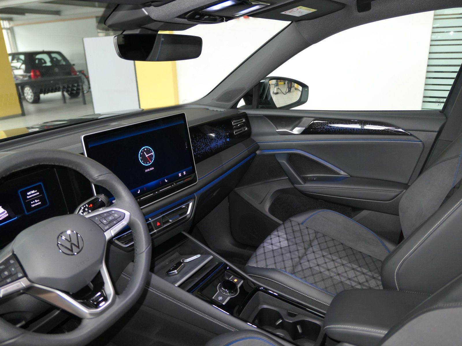 Fahrzeugabbildung Volkswagen Tiguan TDI R-Line*DSG*NAVI*AHK*Mass-sitz*Matrix