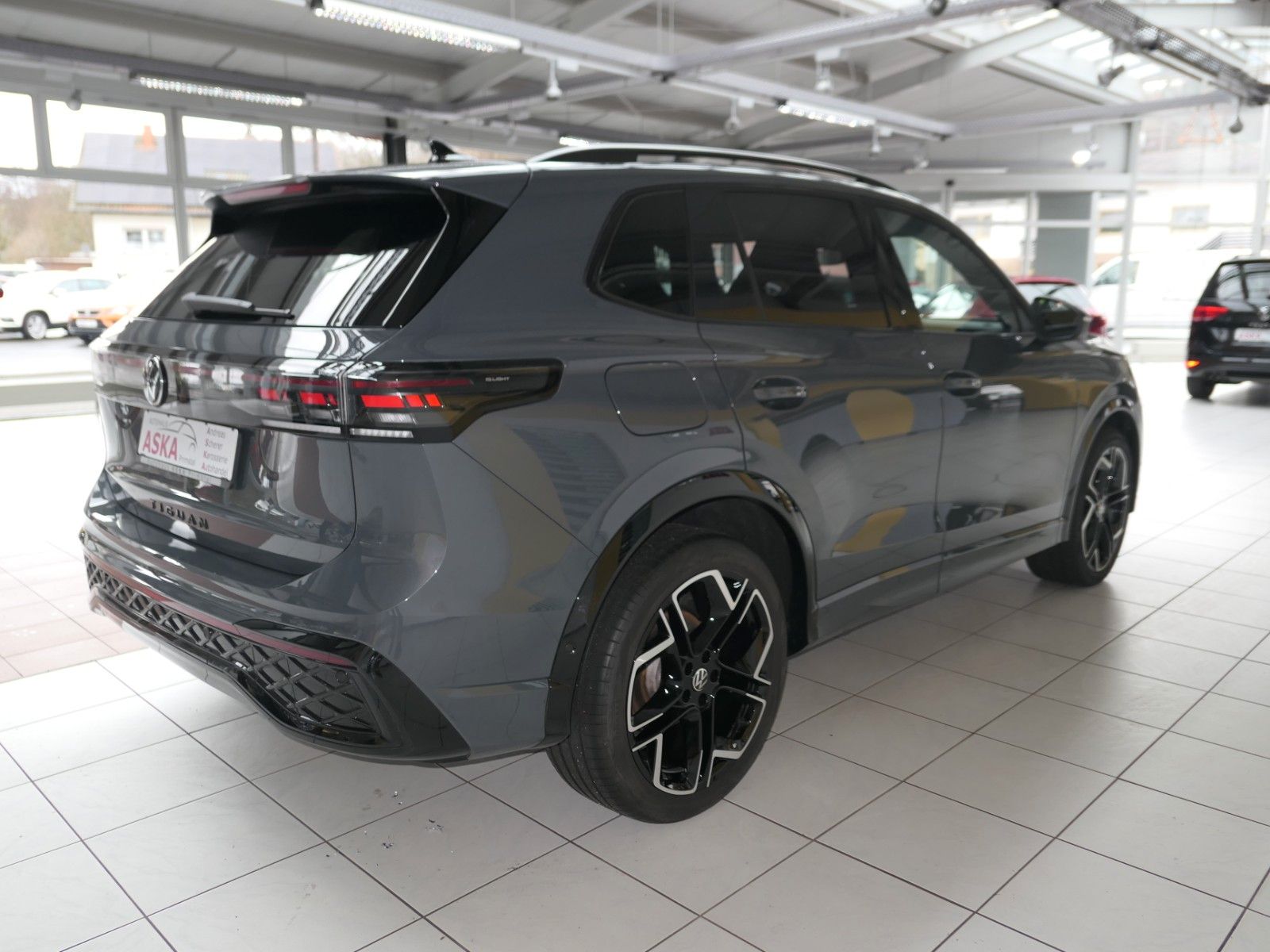 Fahrzeugabbildung Volkswagen Tiguan TDI R-Line*DSG*NAVI*AHK*Mass-sitz*Matrix