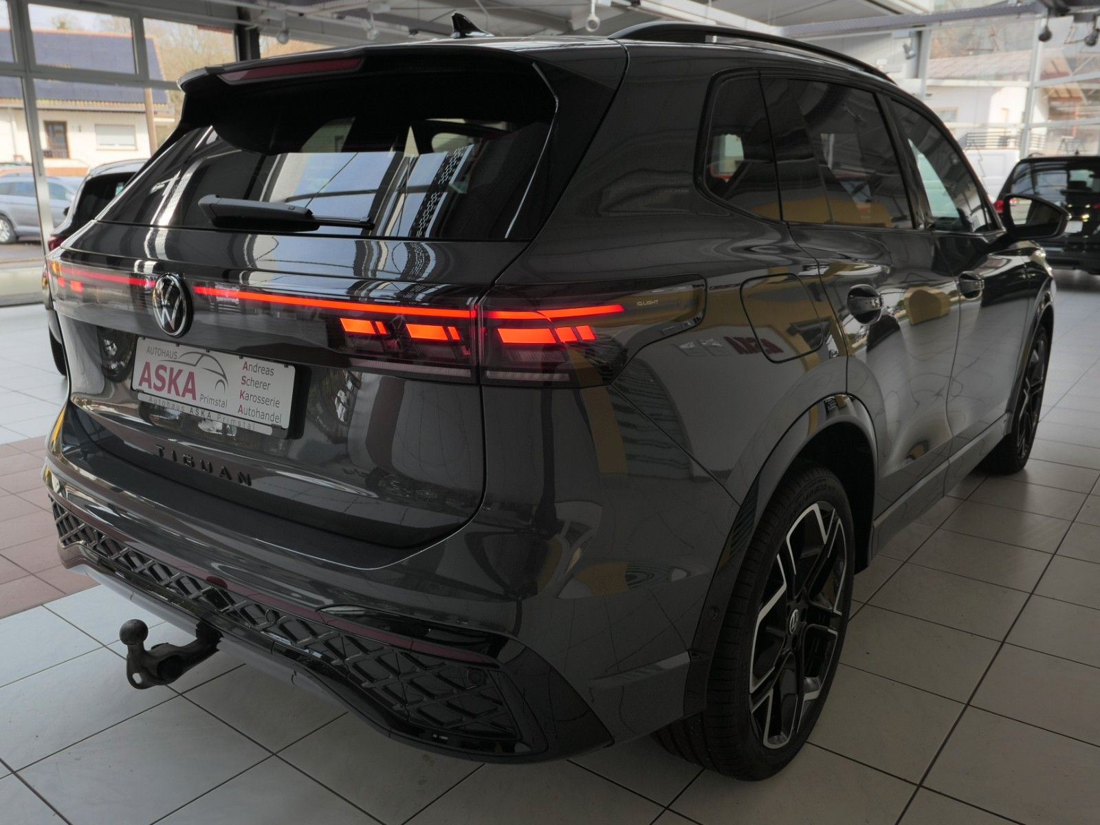 Fahrzeugabbildung Volkswagen Tiguan TDI R-Line*DSG*NAVI*AHK*Mass-sitz*Matrix