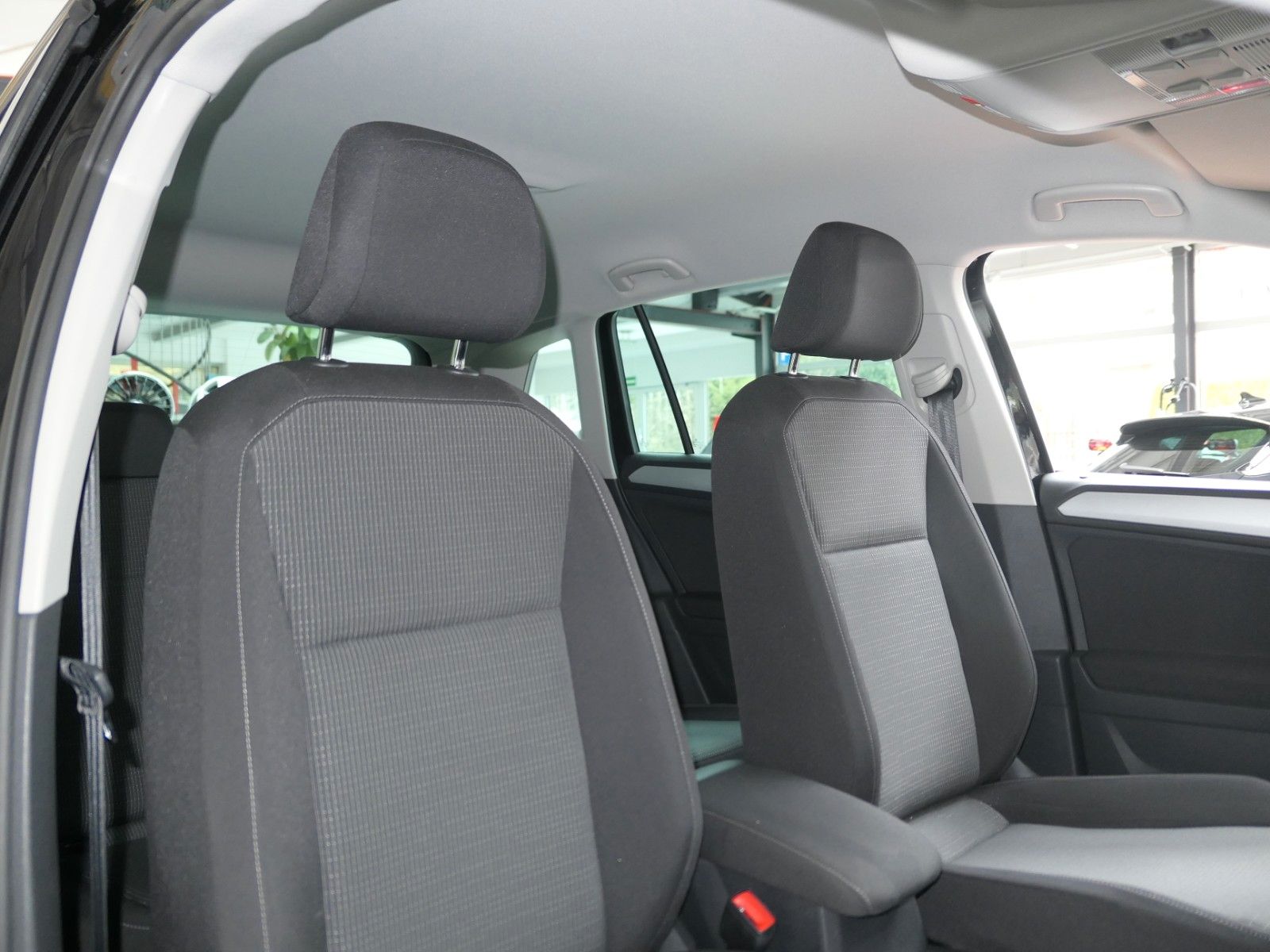 Fahrzeugabbildung Volkswagen Tiguan 2.0 TDI DSG*NAVI*LM*LED*unfallfrei