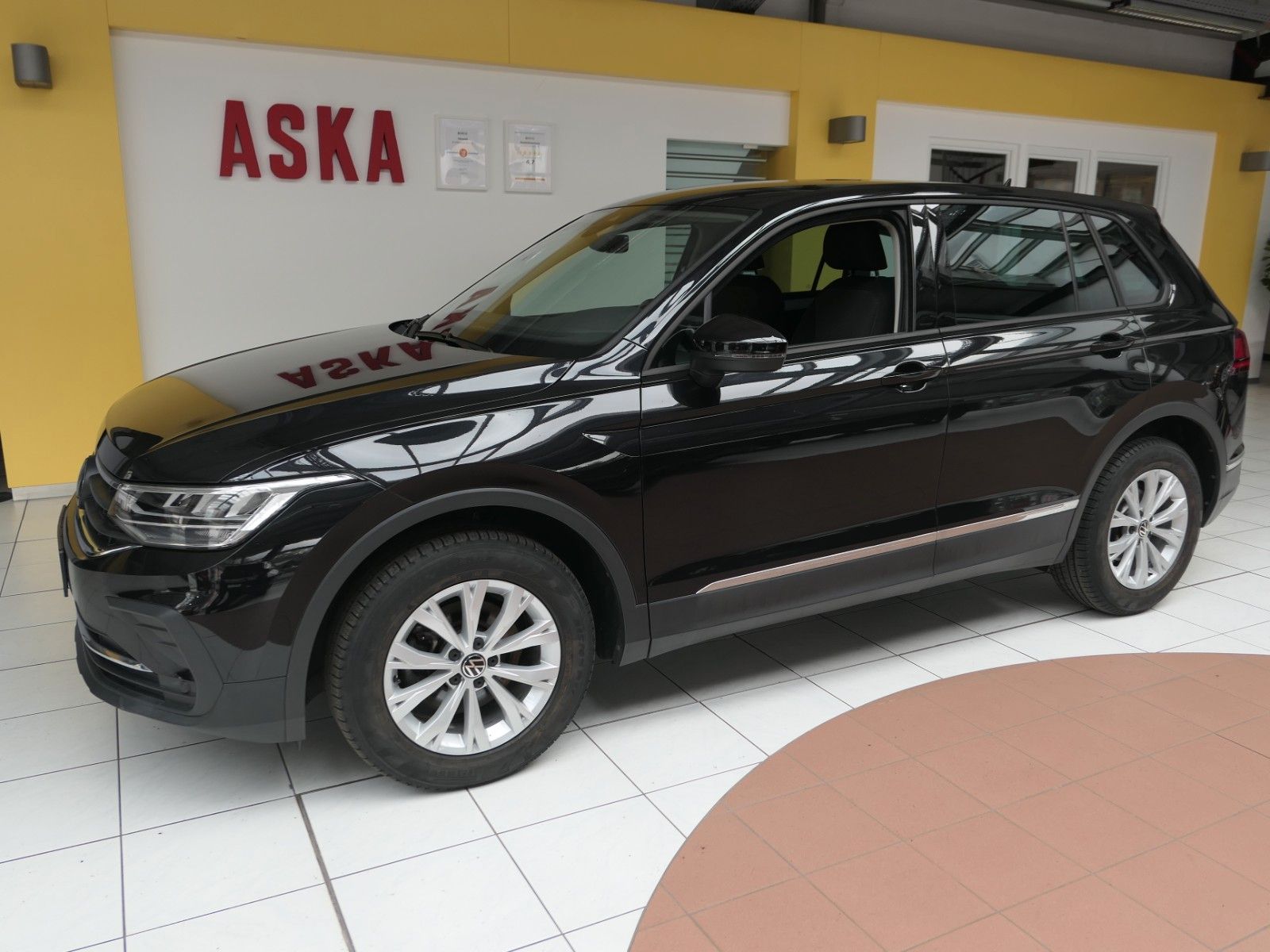 Fahrzeugabbildung Volkswagen Tiguan 2.0 TDI DSG*NAVI*LM*LED*unfallfrei