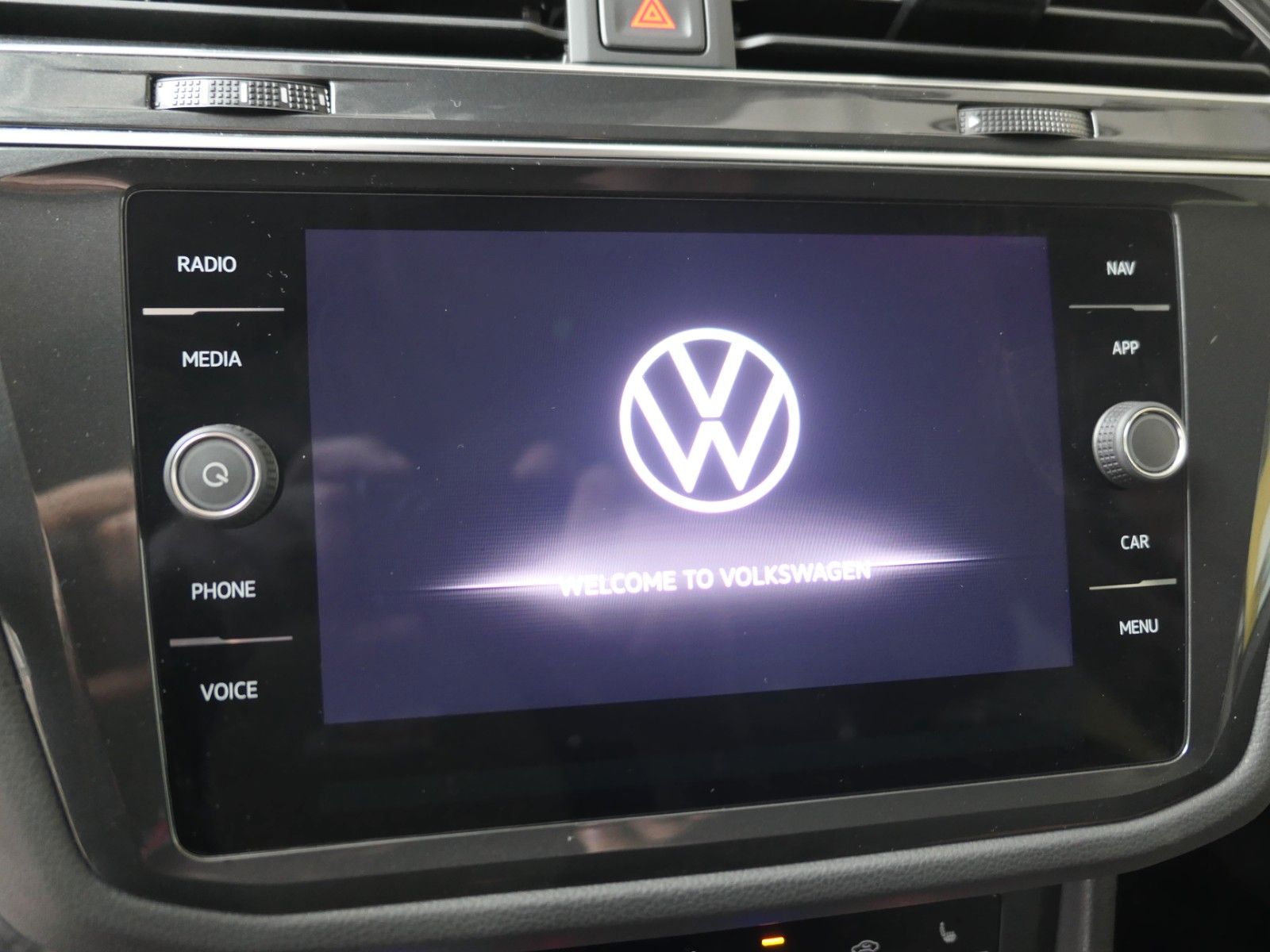 Fahrzeugabbildung Volkswagen Tiguan 2.0 TDI DSG*NAVI*LM*LED*unfallfrei