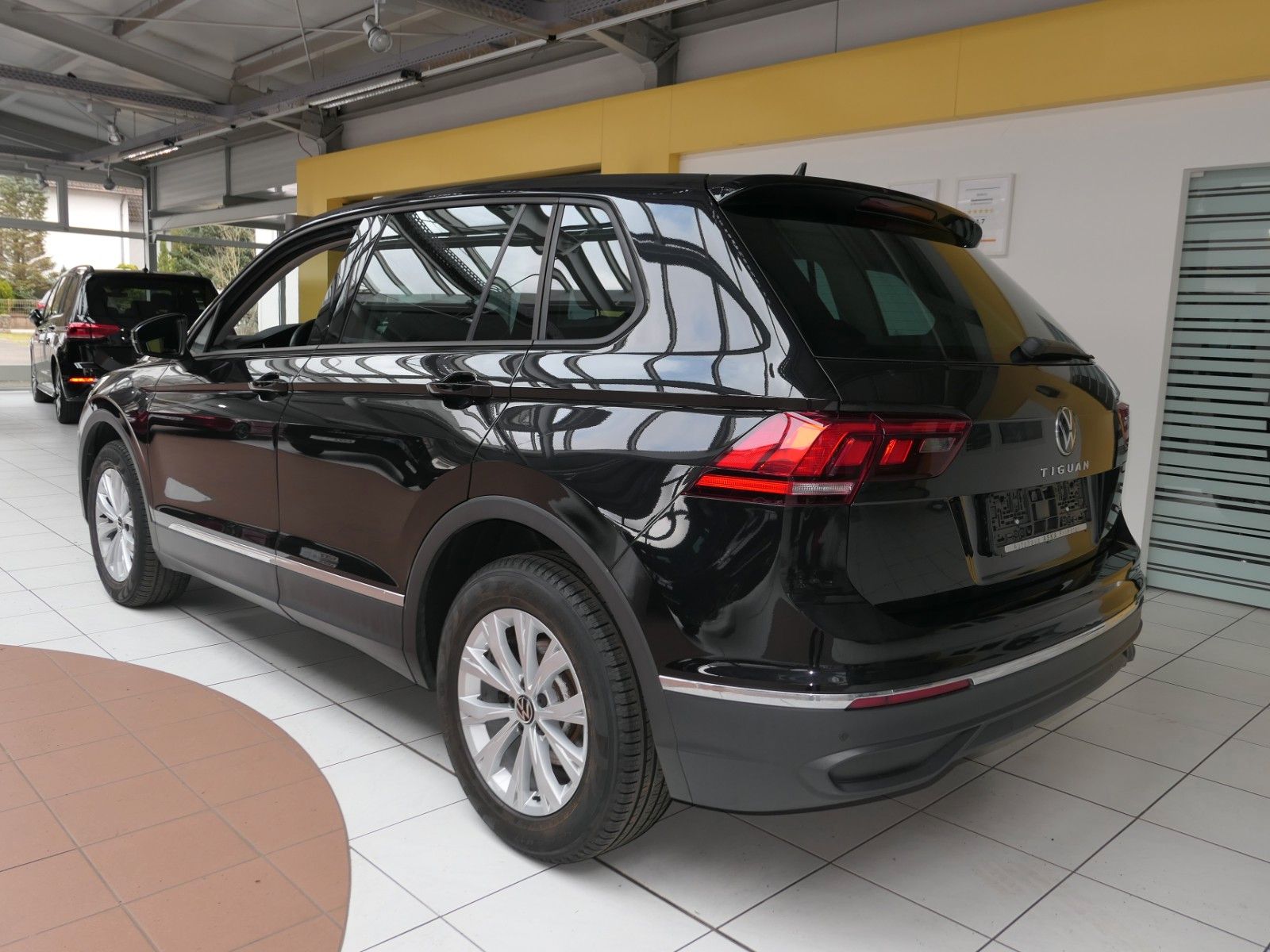 Fahrzeugabbildung Volkswagen Tiguan 2.0 TDI DSG*NAVI*LM*LED*unfallfrei