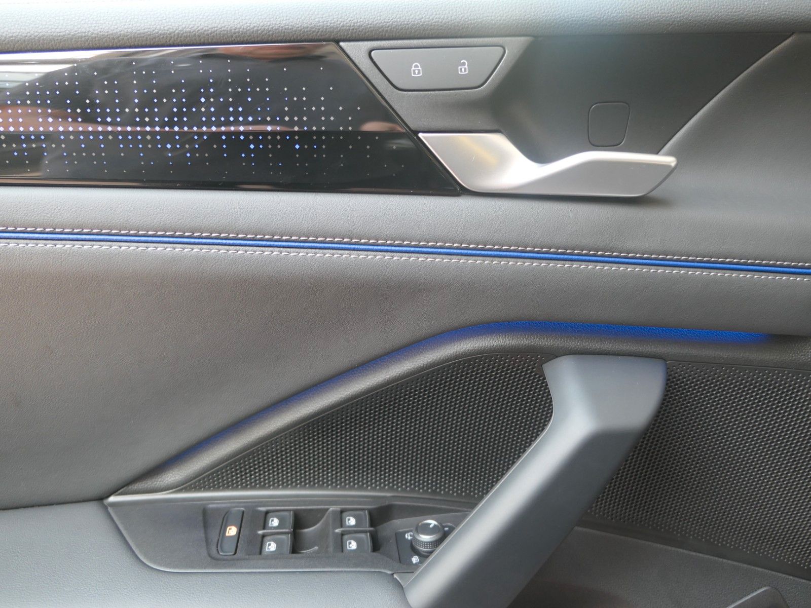 Fahrzeugabbildung Volkswagen Tiguan TDI R-Line*DSG*NAVI*AHK*Mass-sitz*Matrix