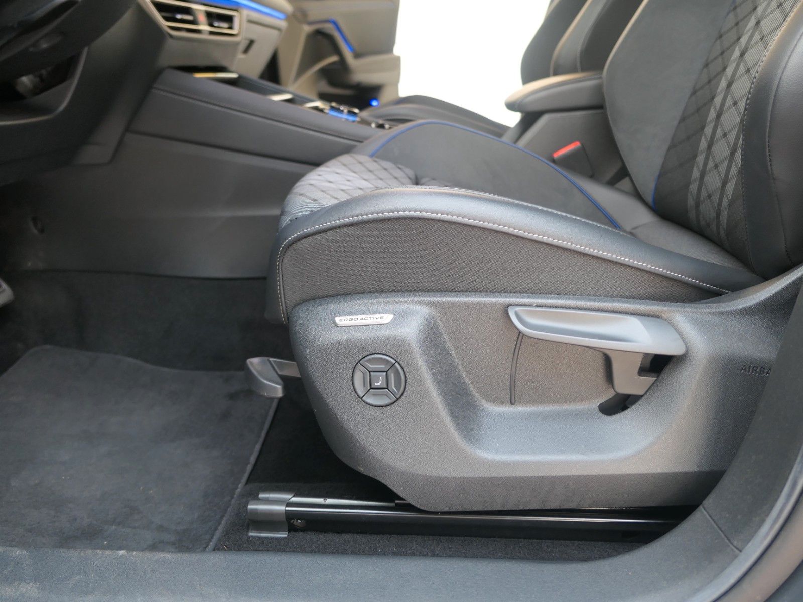 Fahrzeugabbildung Volkswagen Tiguan TDI R-Line*DSG*NAVI*AHK*Mass-sitz*Matrix
