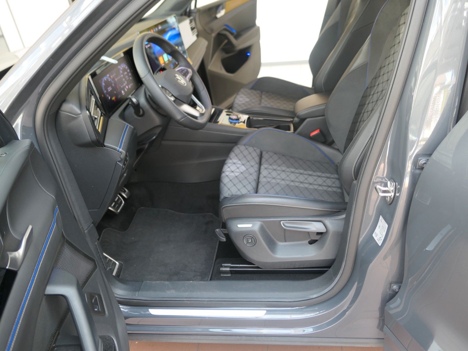 Fahrzeugabbildung Volkswagen Tiguan TDI R-Line*DSG*NAVI*AHK*Mass-sitz*Matrix