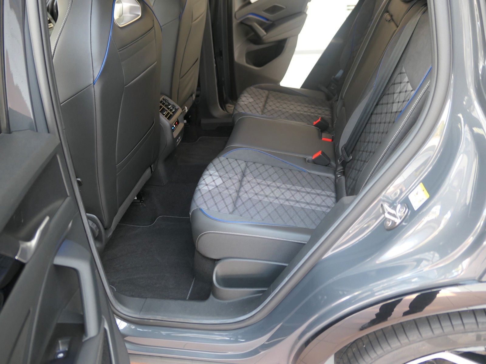 Fahrzeugabbildung Volkswagen Tiguan TDI R-Line*DSG*NAVI*AHK*Mass-sitz*Matrix