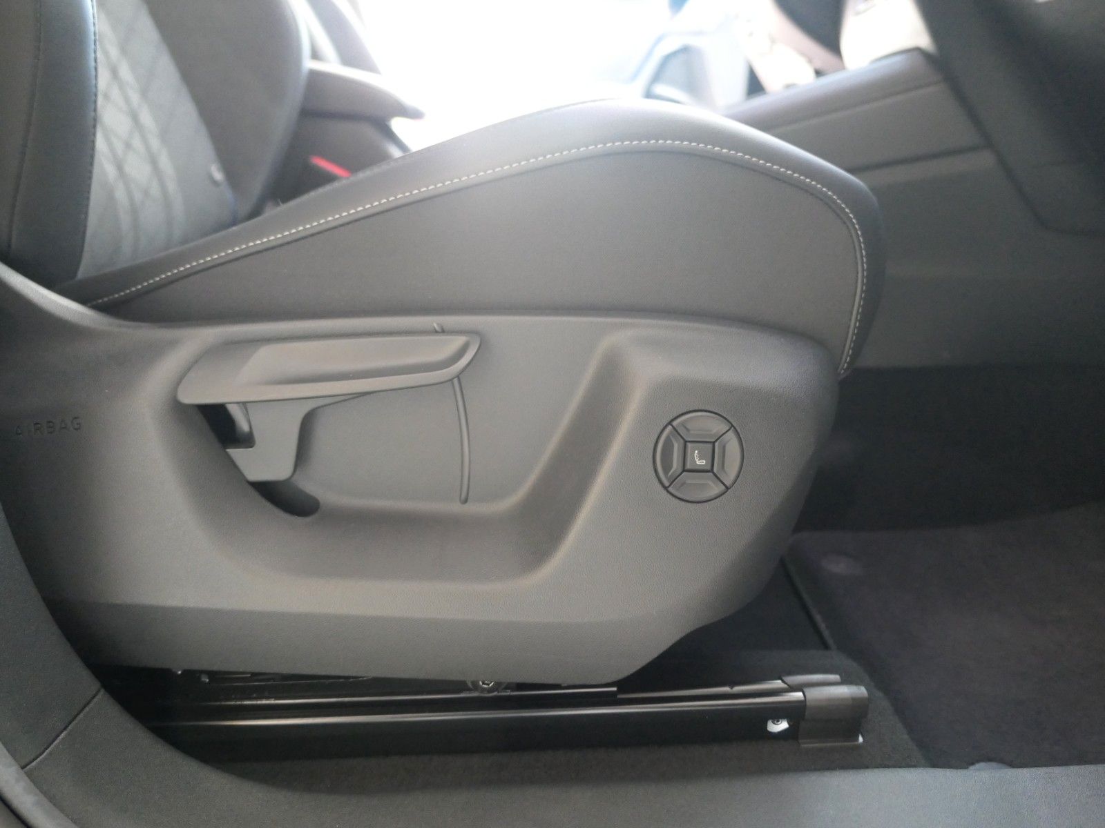 Fahrzeugabbildung Volkswagen Tiguan TDI R-Line*DSG*NAVI*AHK*Mass-sitz*Matrix