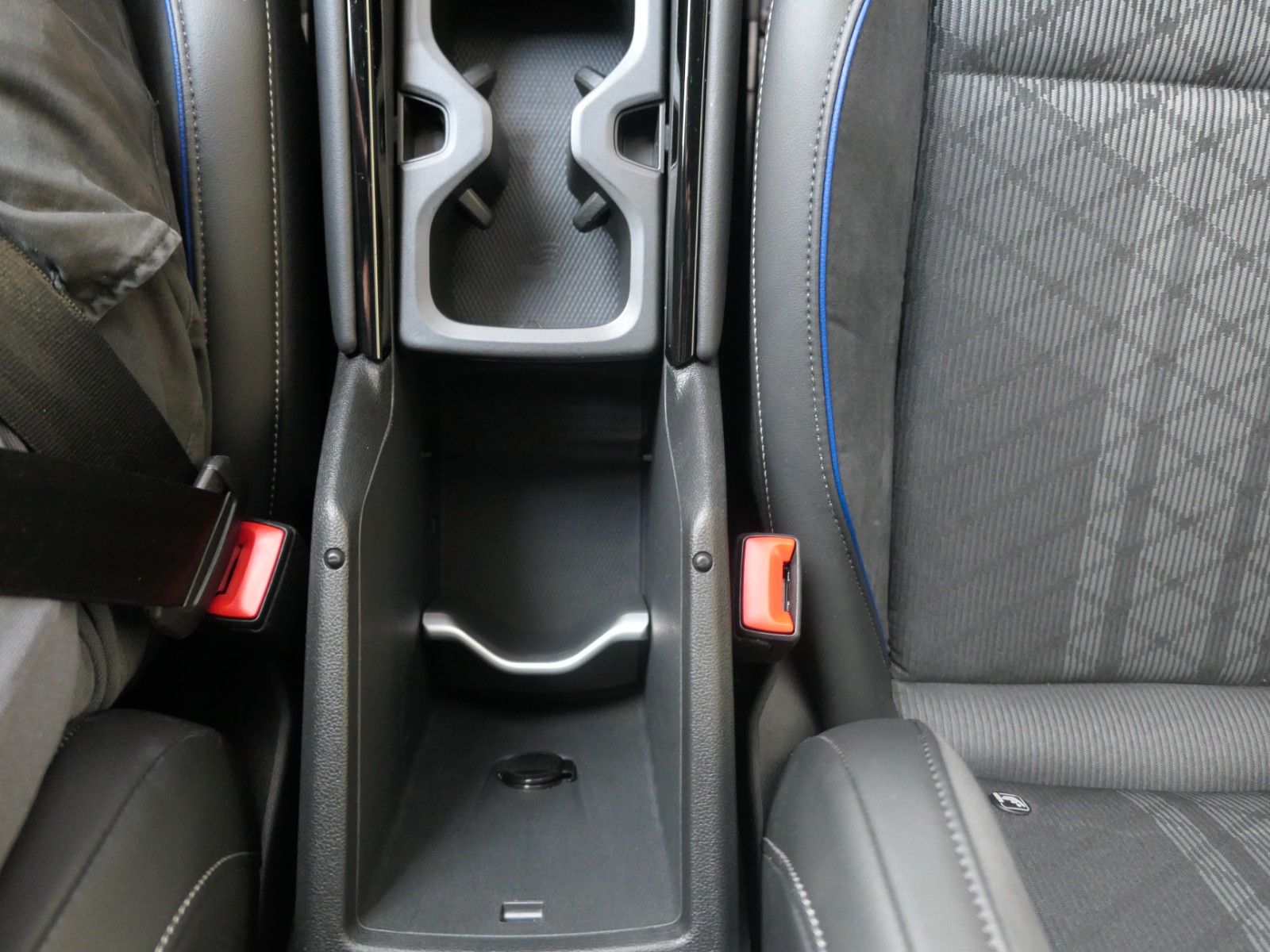 Fahrzeugabbildung Volkswagen Tiguan TDI R-Line*DSG*NAVI*AHK*Mass-sitz*Matrix
