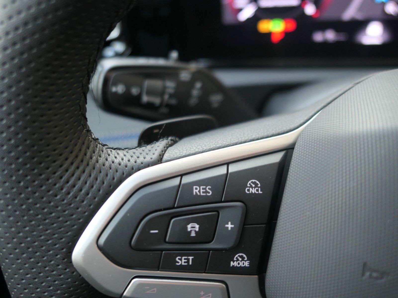 Fahrzeugabbildung Volkswagen Tiguan TDI R-Line*DSG*NAVI*AHK*Mass-sitz*Matrix