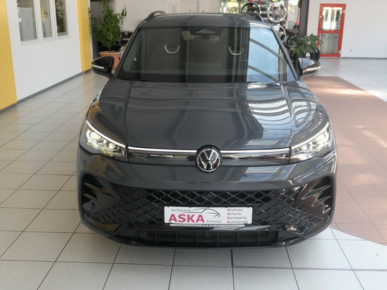 Fahrzeugabbildung Volkswagen Tiguan TDI R-Line*DSG*NAVI*AHK*Mass-sitz*Matrix