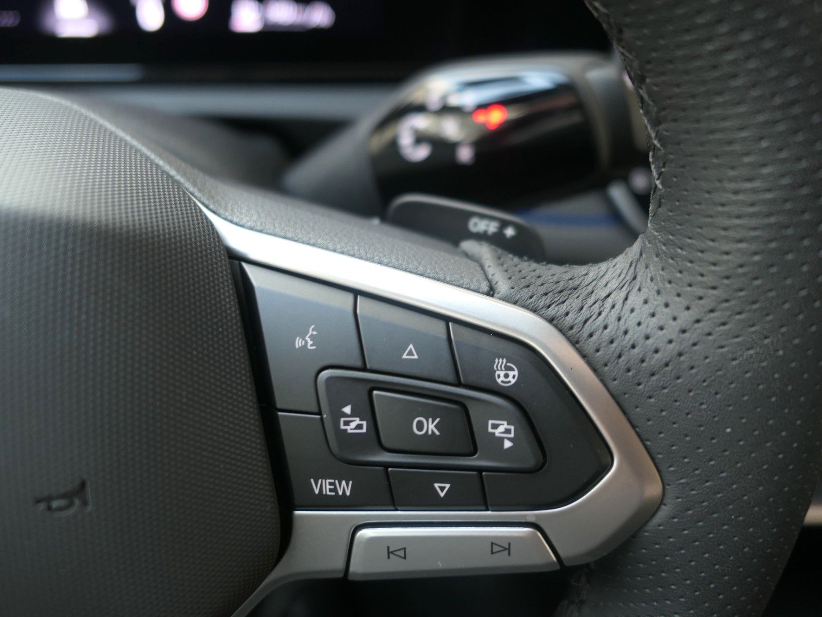 Fahrzeugabbildung Volkswagen Tiguan TDI R-Line*DSG*NAVI*AHK*Mass-sitz*Matrix