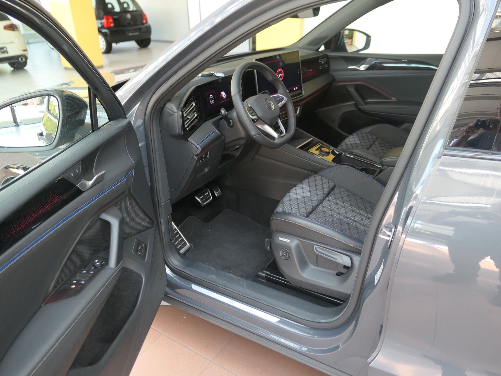 Fahrzeugabbildung Volkswagen Tiguan TDI R-Line*DSG*NAVI*AHK*Mass-sitz*Matrix