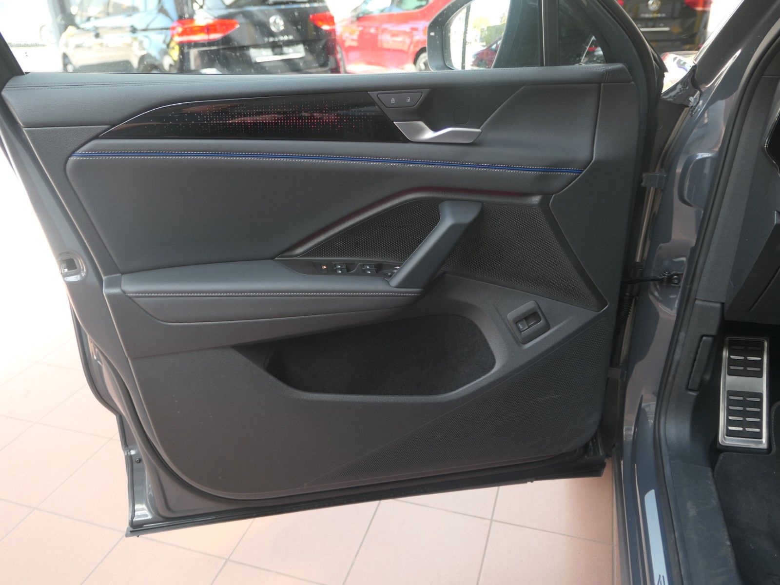 Fahrzeugabbildung Volkswagen Tiguan TDI R-Line*DSG*NAVI*AHK*Mass-sitz*Matrix