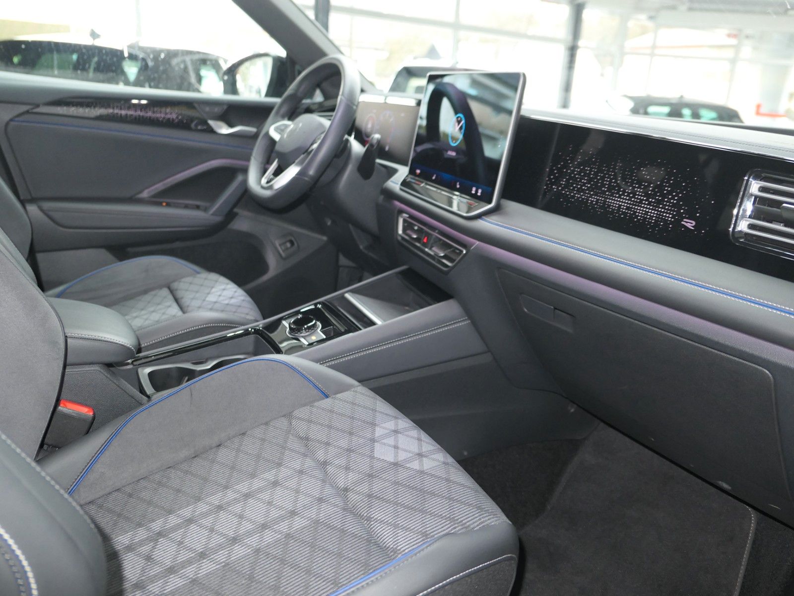 Fahrzeugabbildung Volkswagen Tiguan TDI R-Line*DSG*NAVI*AHK*Mass-sitz*Matrix